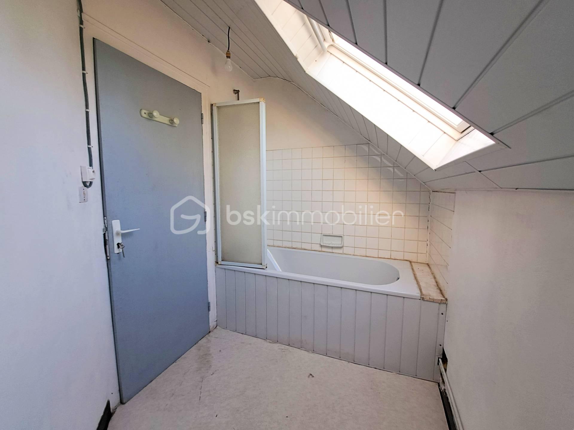 Maison en pierre de 118 m² - salle de bains 1er étage.jpg