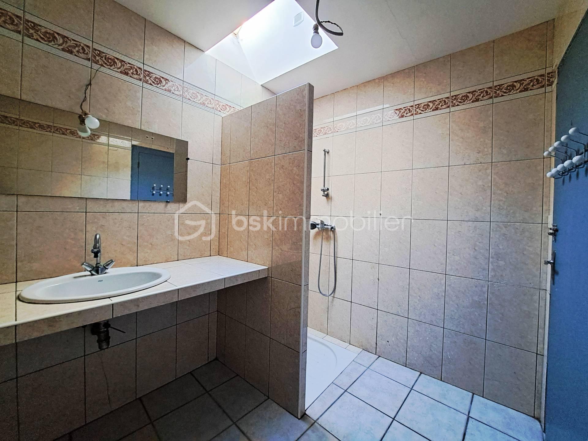 Maison en pierre de 118 m² - salle d'eau RDC.jpg