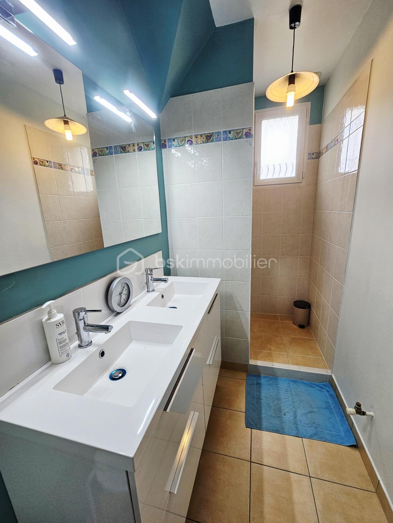 Maison contemporaine de 163 m² - sdb etage.jpg