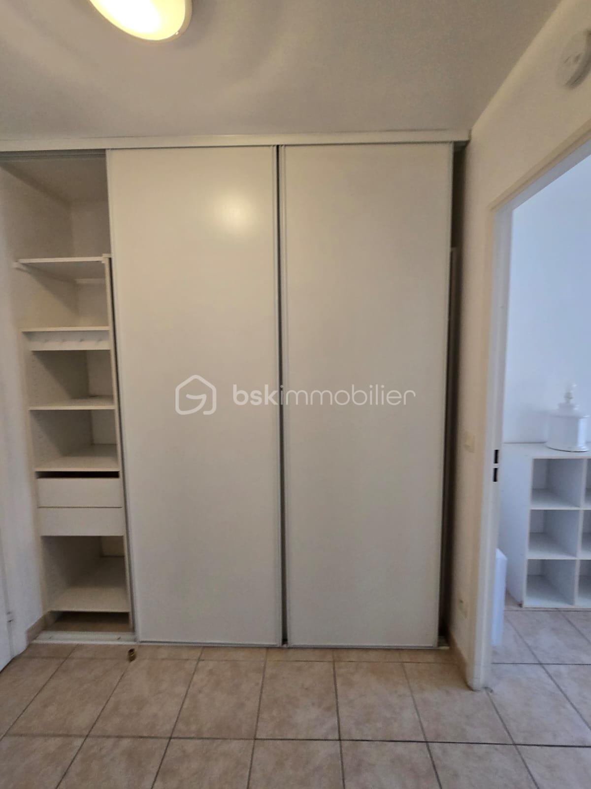 Appartement de 30 m² - entrée dressing.jpg