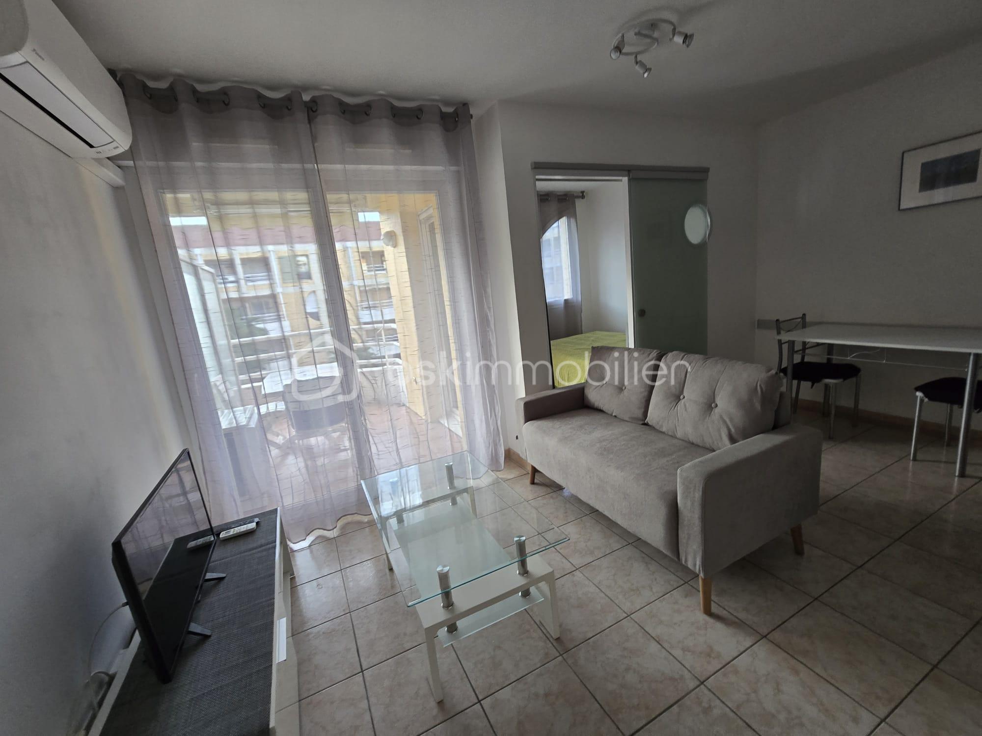 Appartement de 30 m² - séjour + salle à manger + chambre + balcon.jpg
