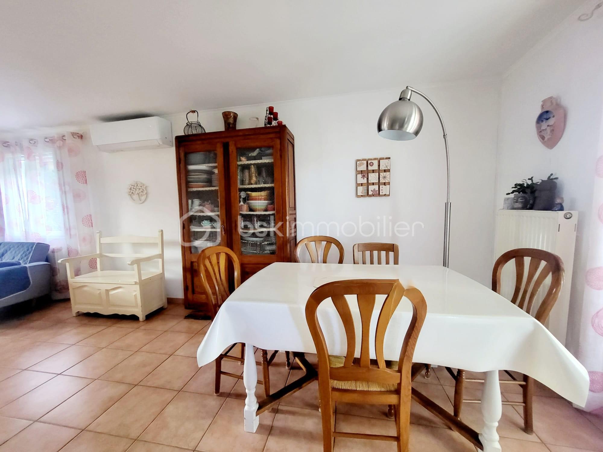 Villa de 135 m² - table salle a manger.jpeg