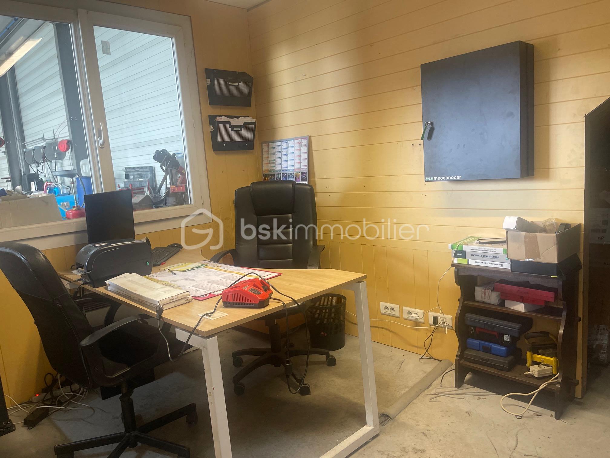 Local d'activités de 2 300 m² - IMG_1205.jpg