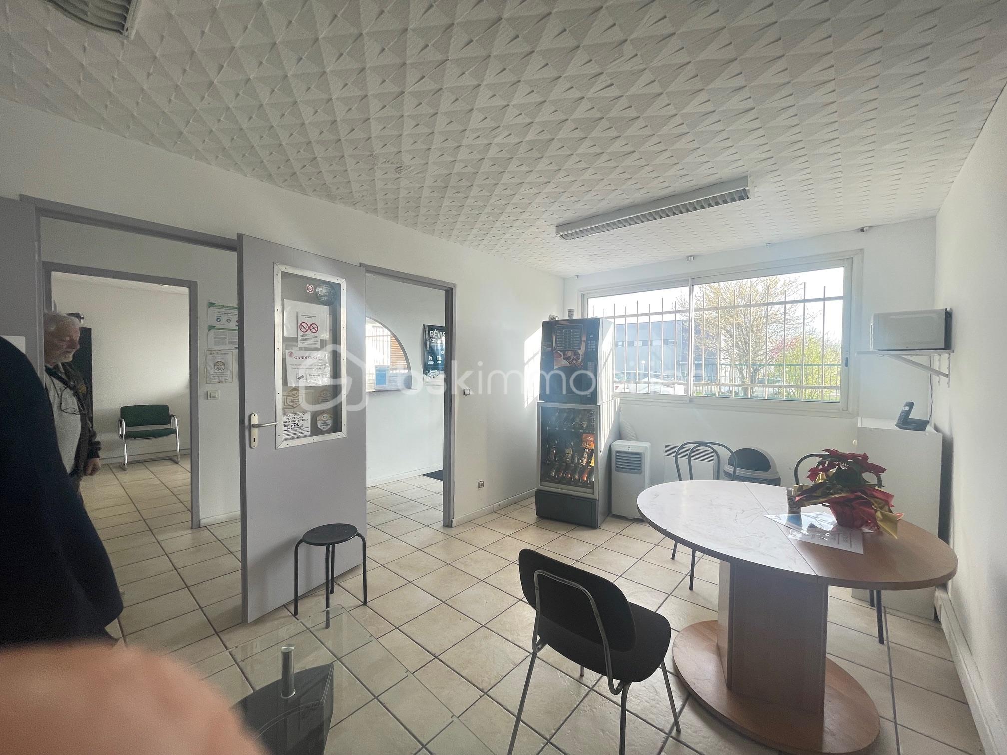 Local d'activités de 2 300 m² - IMG_1195.jpg