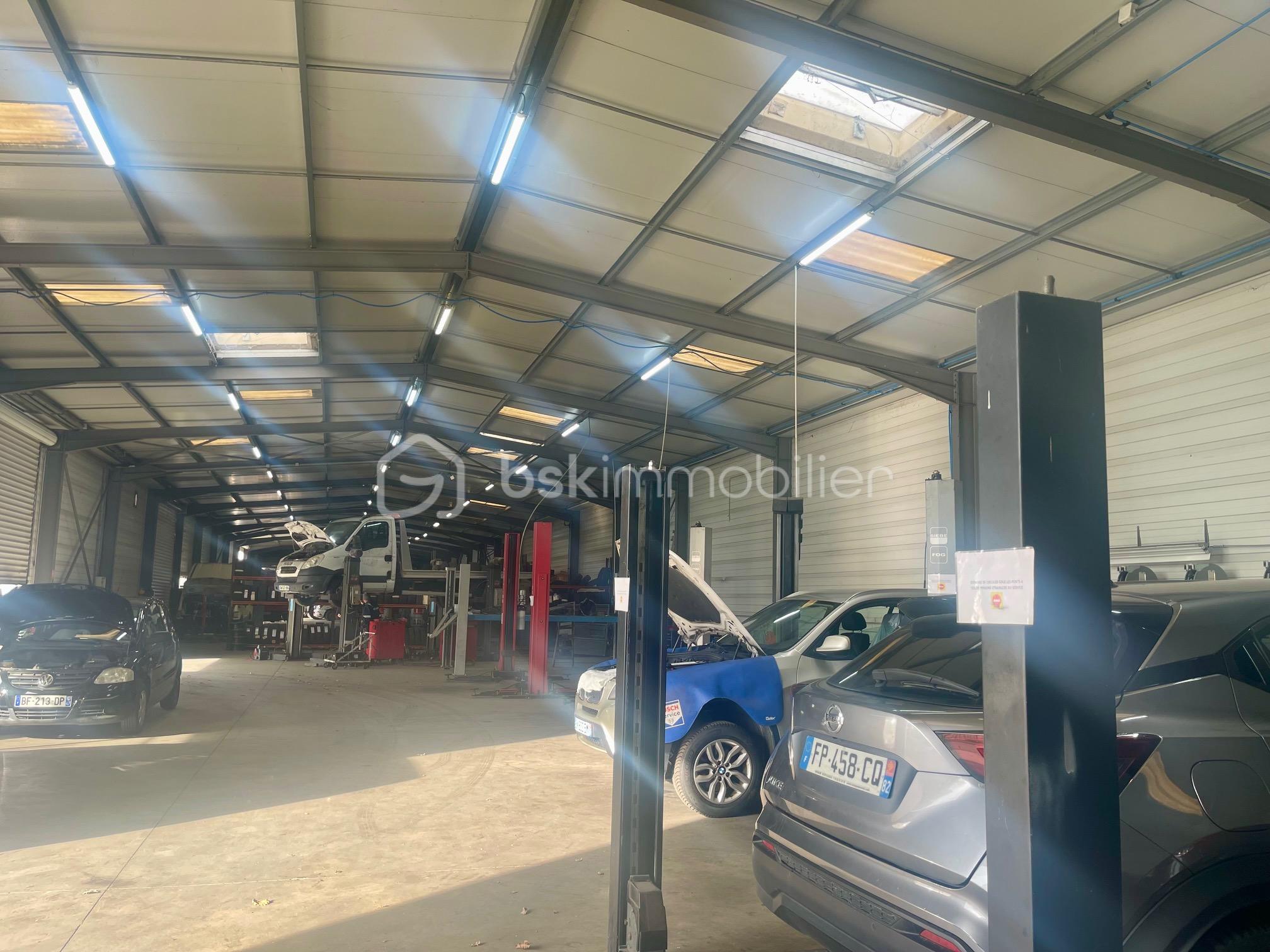 Local d'activités de 2 300 m²