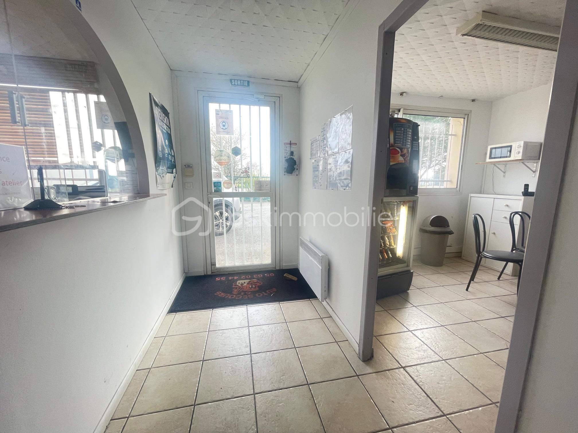 Local d'activités de 2 300 m² - IMG_1198.jpg
