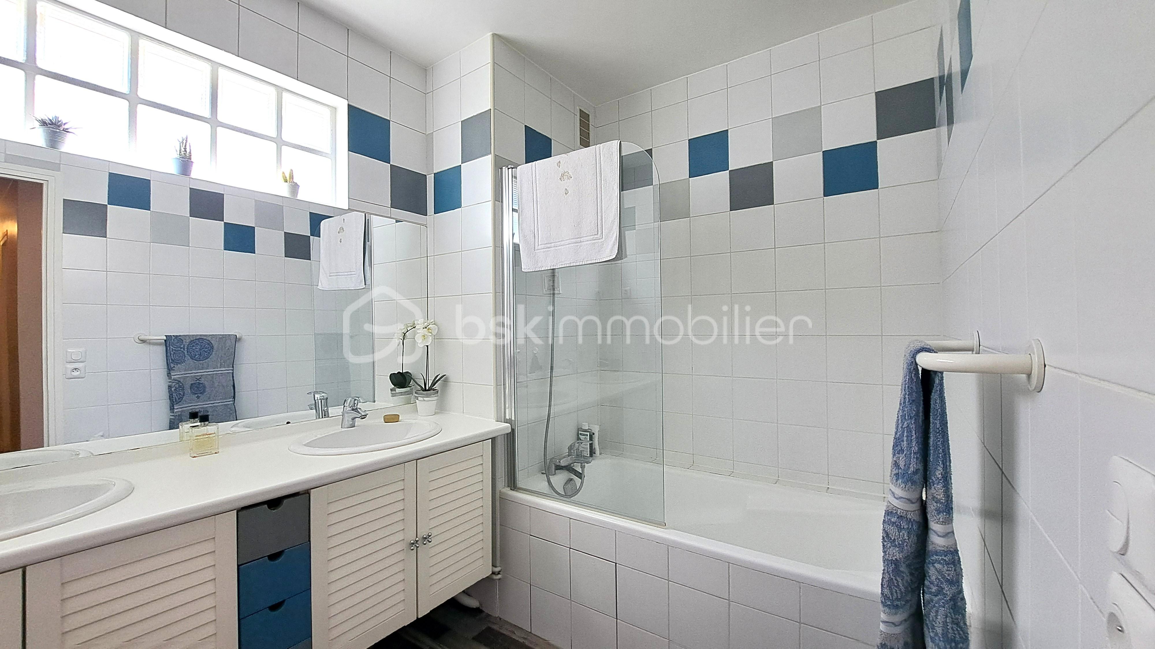 Appartement de 150,65 m² - sdb1.jpg
