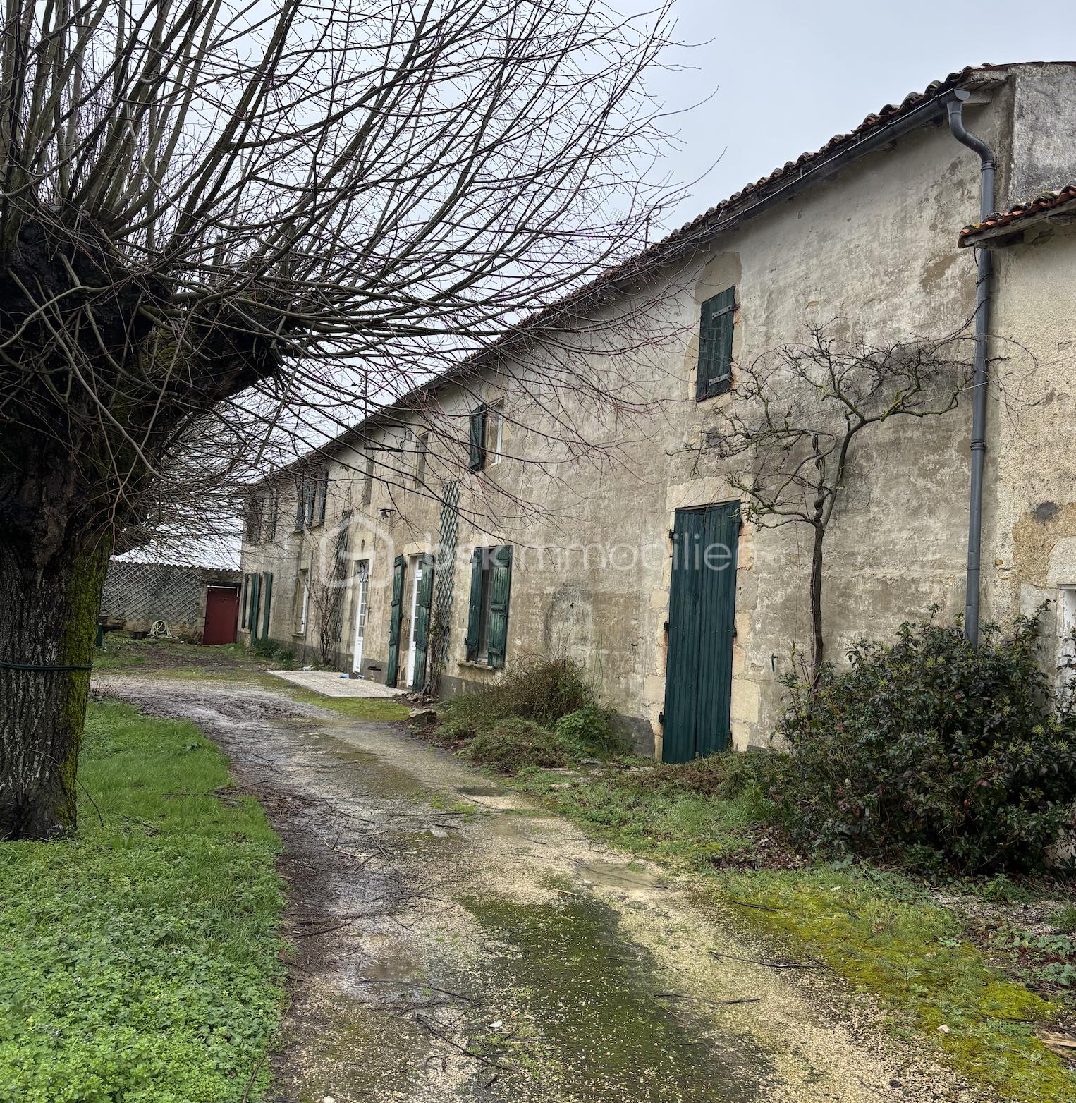 Corps de ferme de 299,98 m²