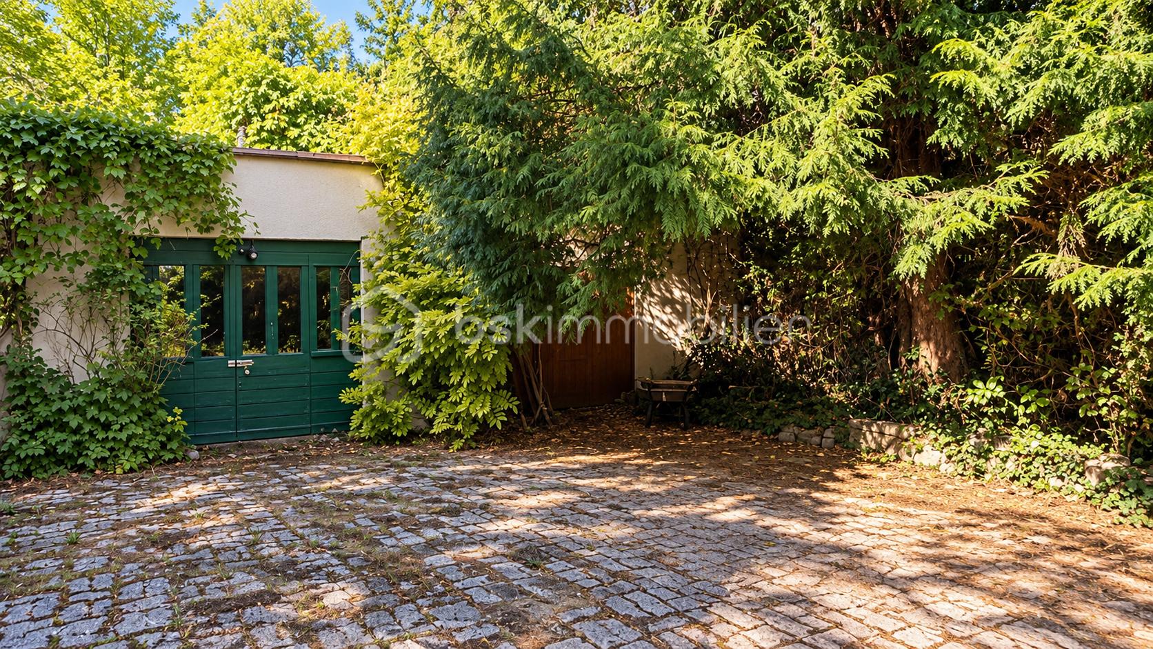 Cour de jardin verdoyante et paisible.png