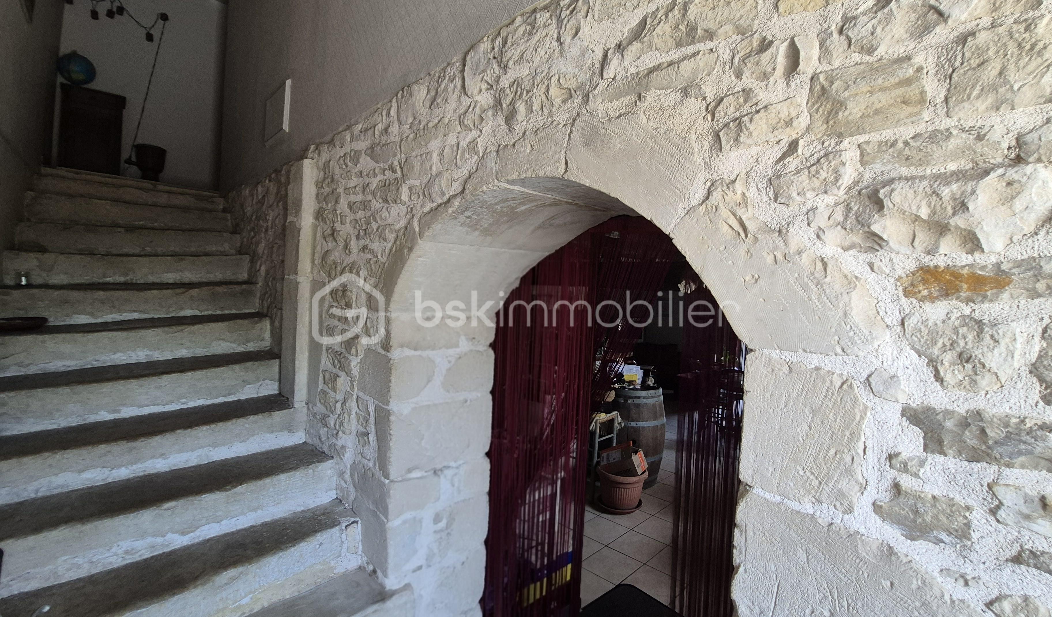 Maison de village de 129 m² - escalier et vers salon.jpg