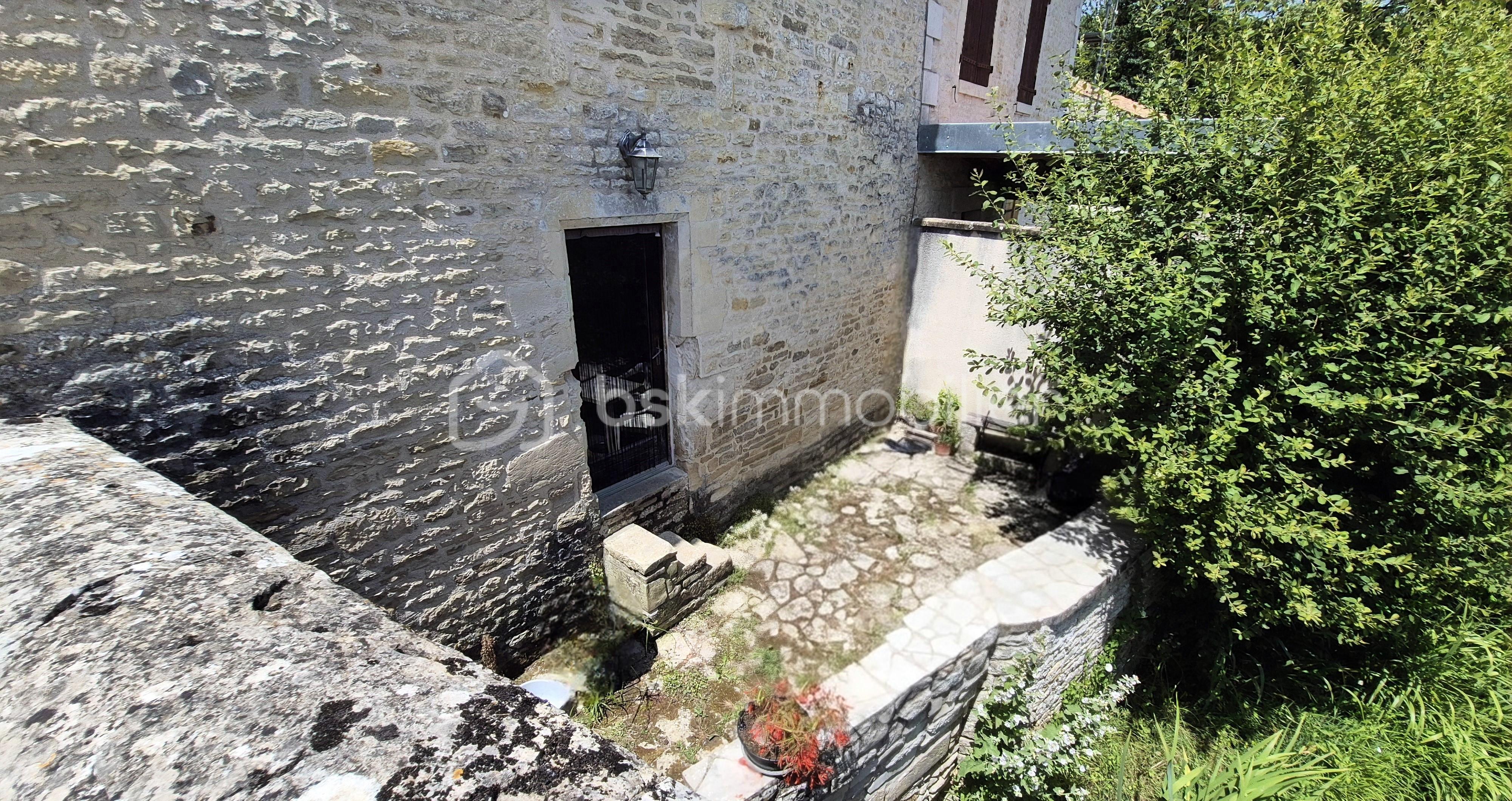 Maison de village de 129 m² - terasse vu pont.jpg