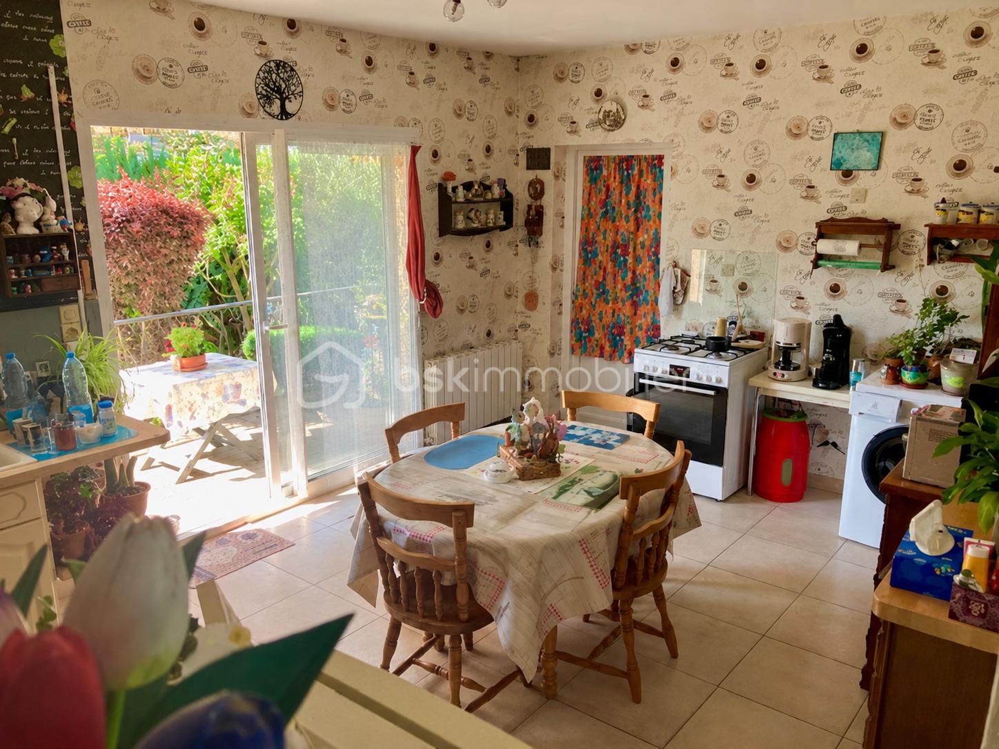 marck cuisine du séjour vers la baie et le garage.png