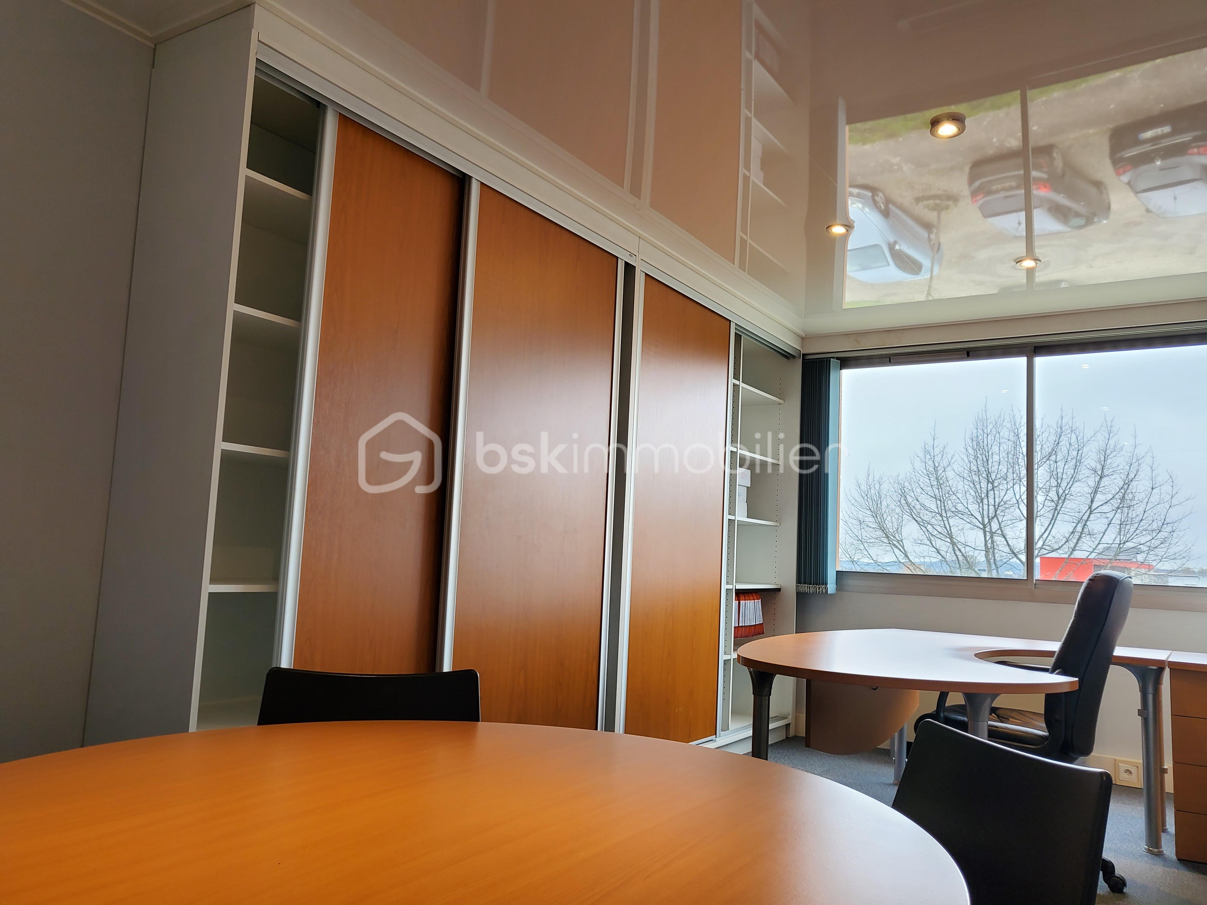 Bureau de 233,38 m² - 20220218_105526.jpg