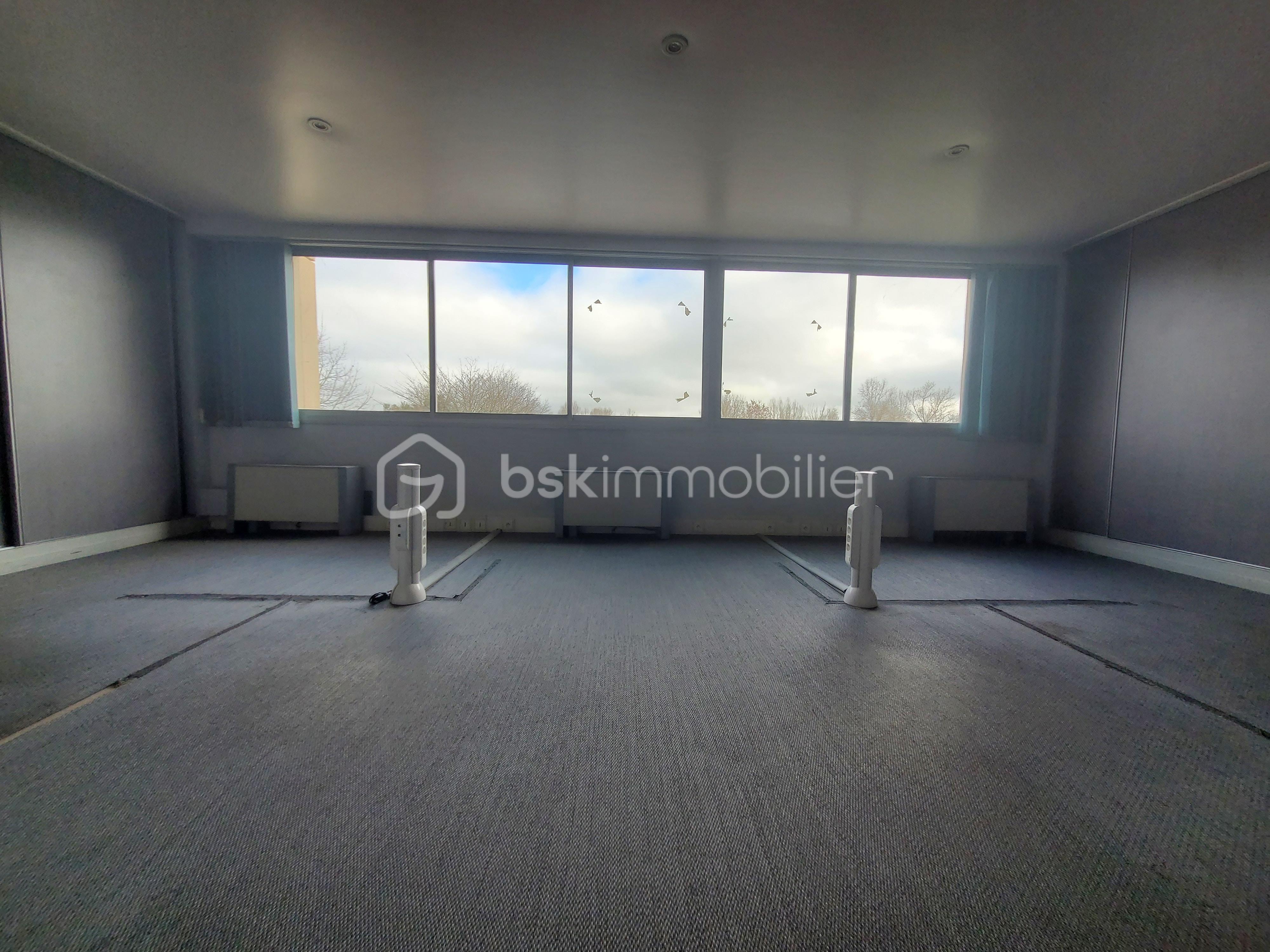 Bureau de 233,38 m² - 20220218_121629.jpg