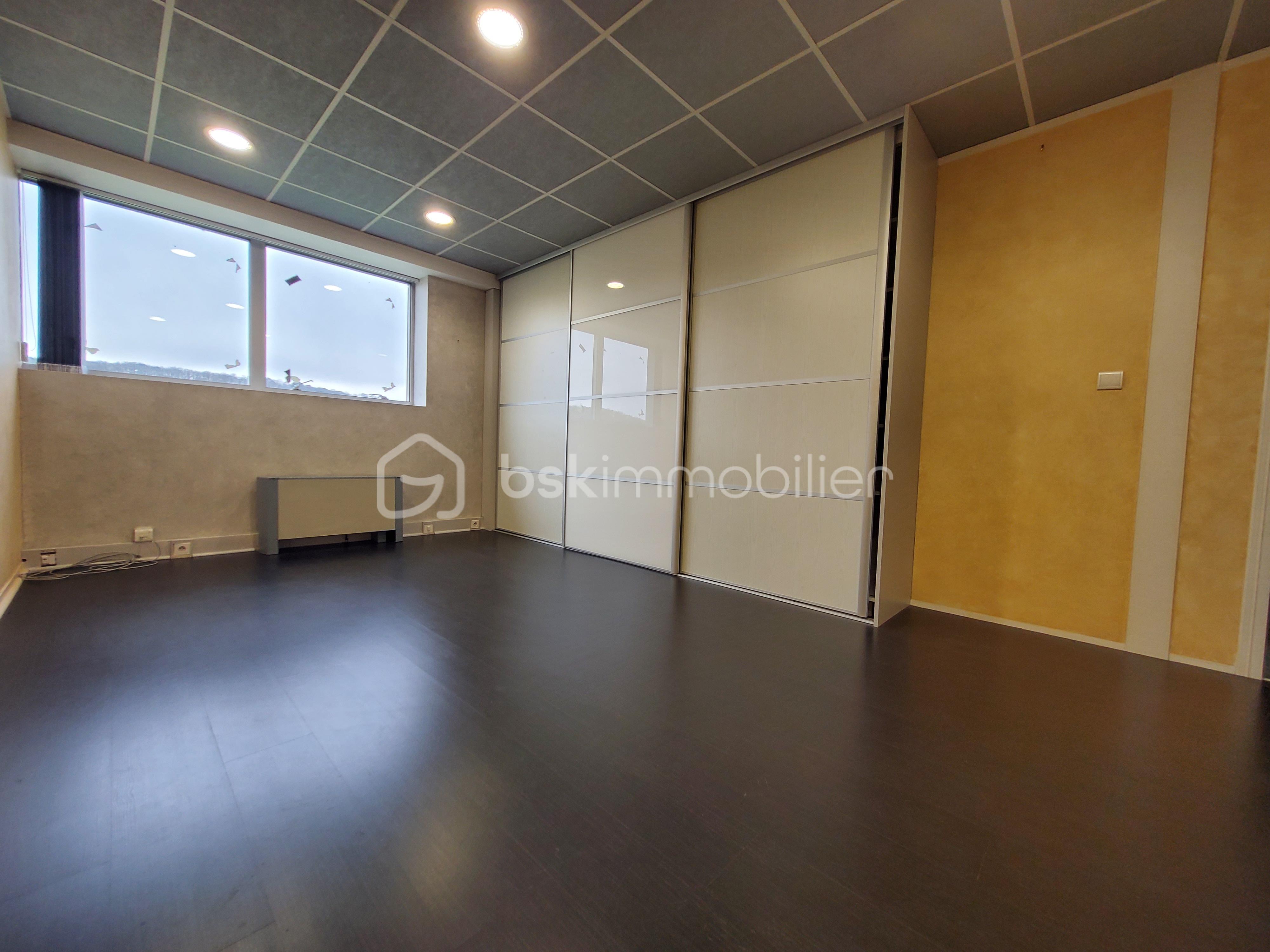 Bureau de 233,38 m² - 20220218_104530.jpg