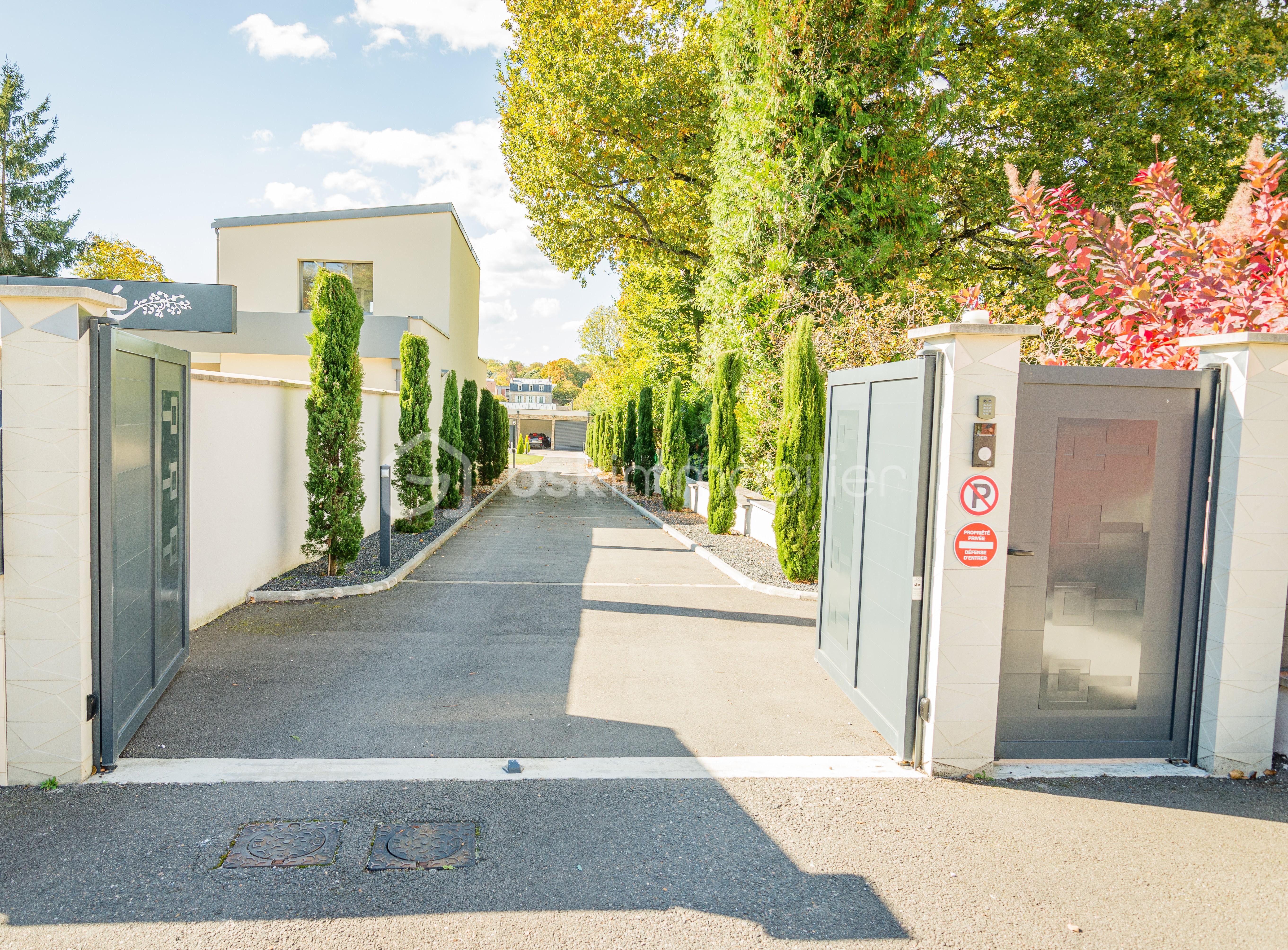 Villa de 225,32 m² - unlun - photo entrée allée.jpg