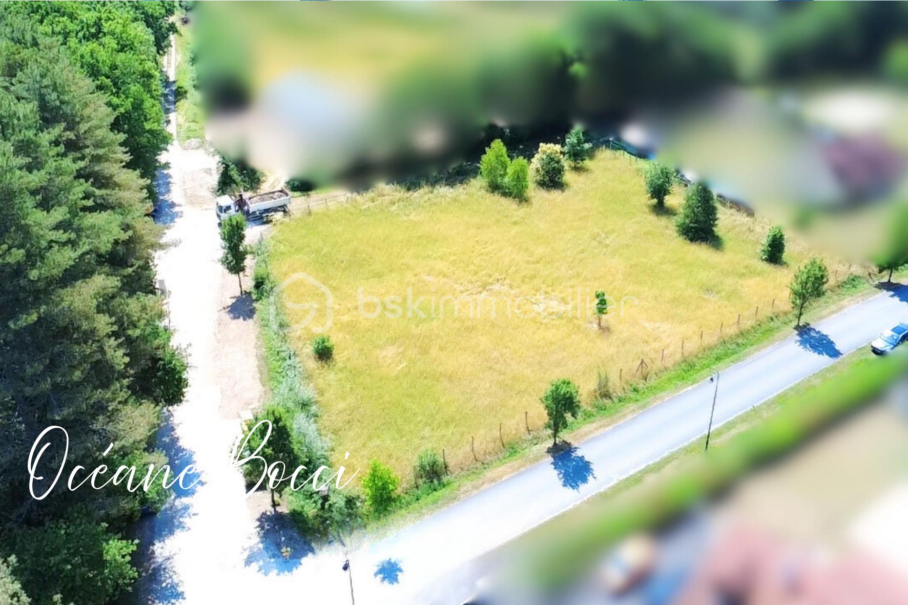 Terrain commercial de 2 500 m²