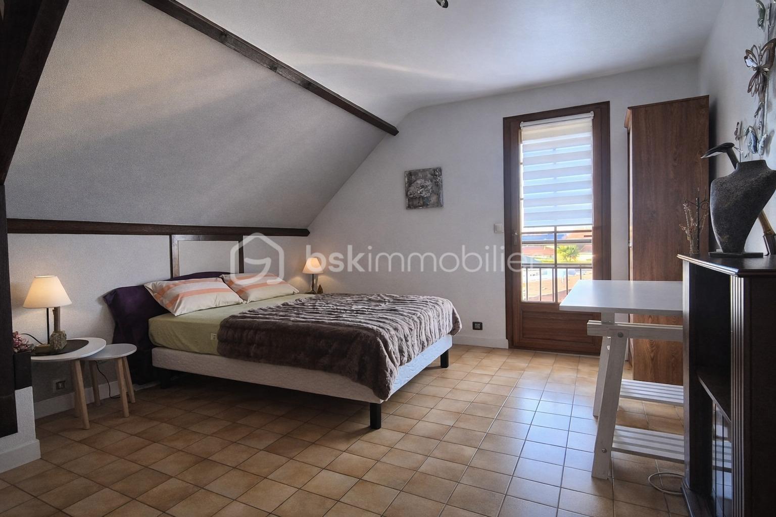 Maison de 200 m² - 38aOaIrcdI3hbElM4b0M5gOwP6ER02Rjy5LnvR30.jpg