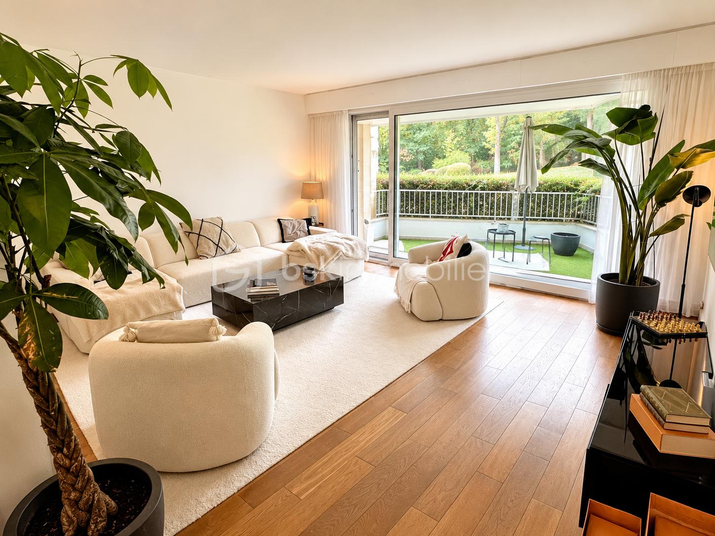 Salon lumineux avec vue sur le balcon.png