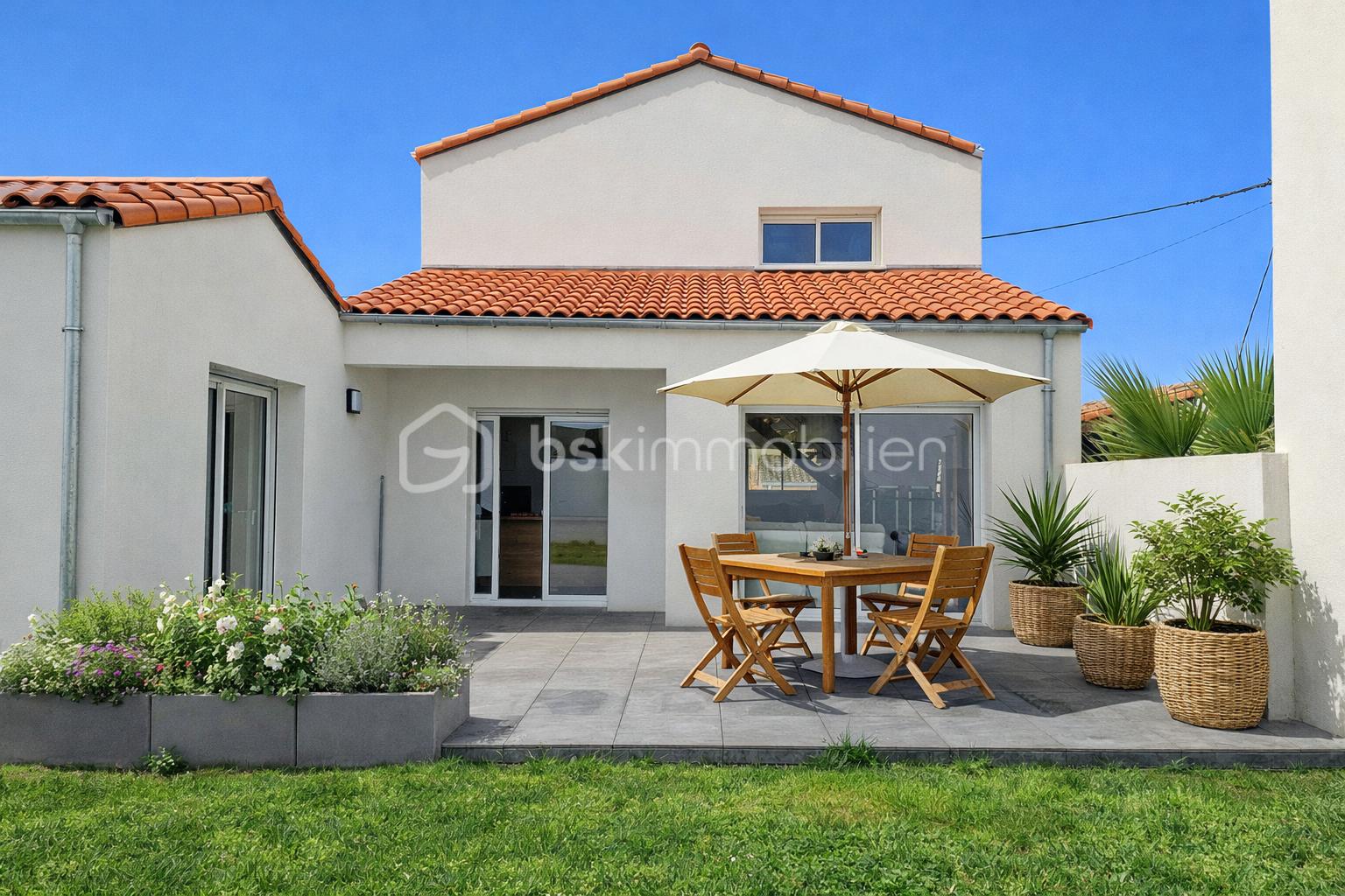 Patio ensoleillé avec mobilier et plantes.png