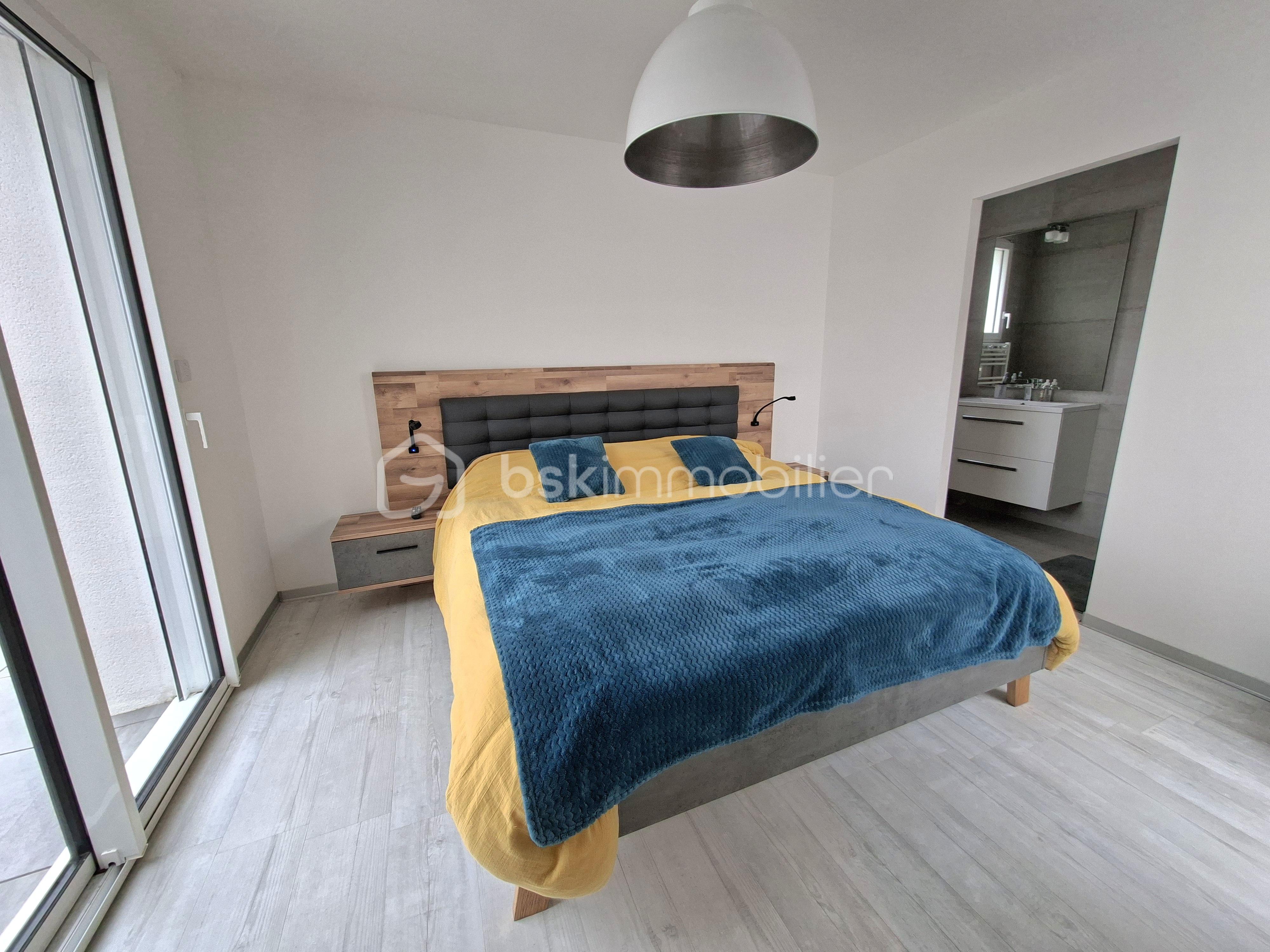 VUE LIT AVEC SALLE D'eau.jpg