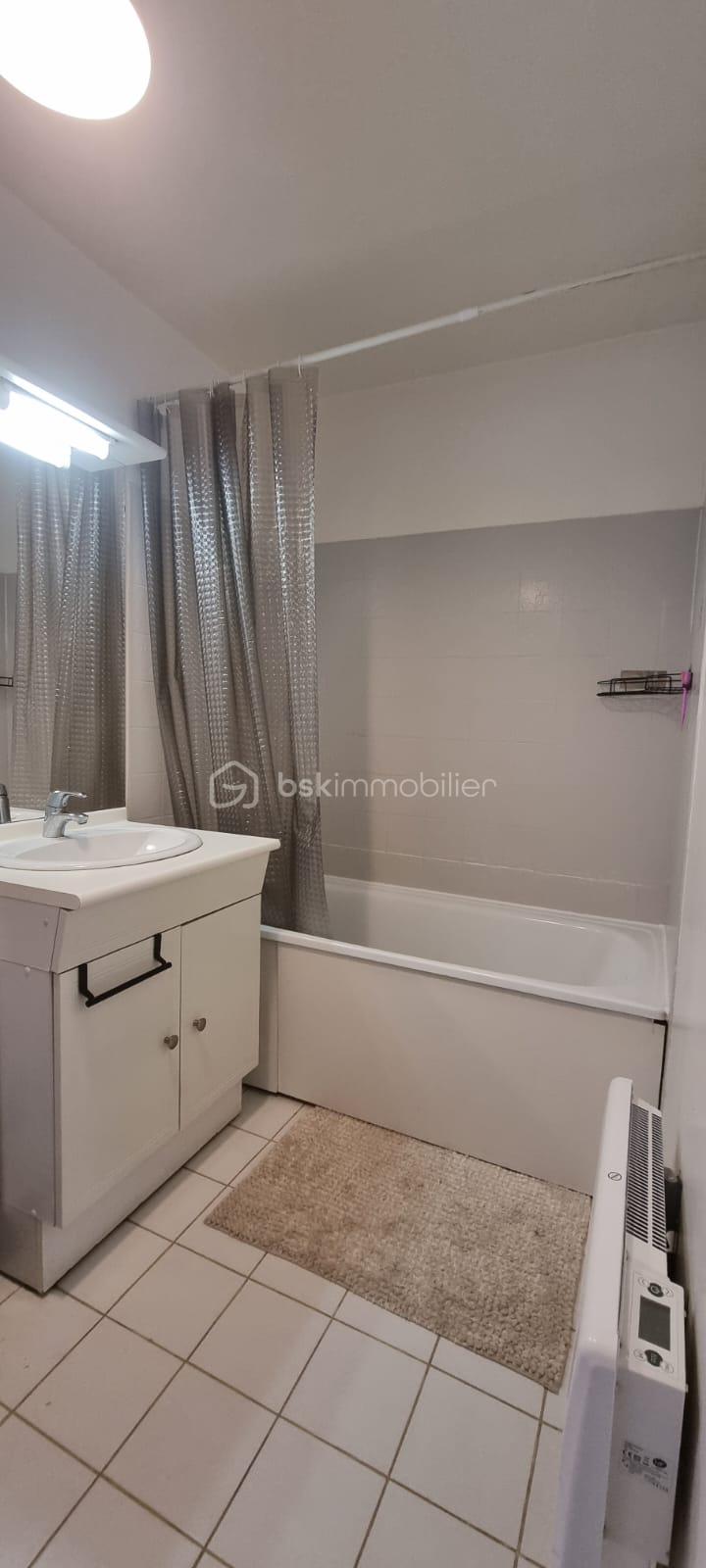 Appartement de 62,39 m² - sdb verticale 2 gd angle.jpeg