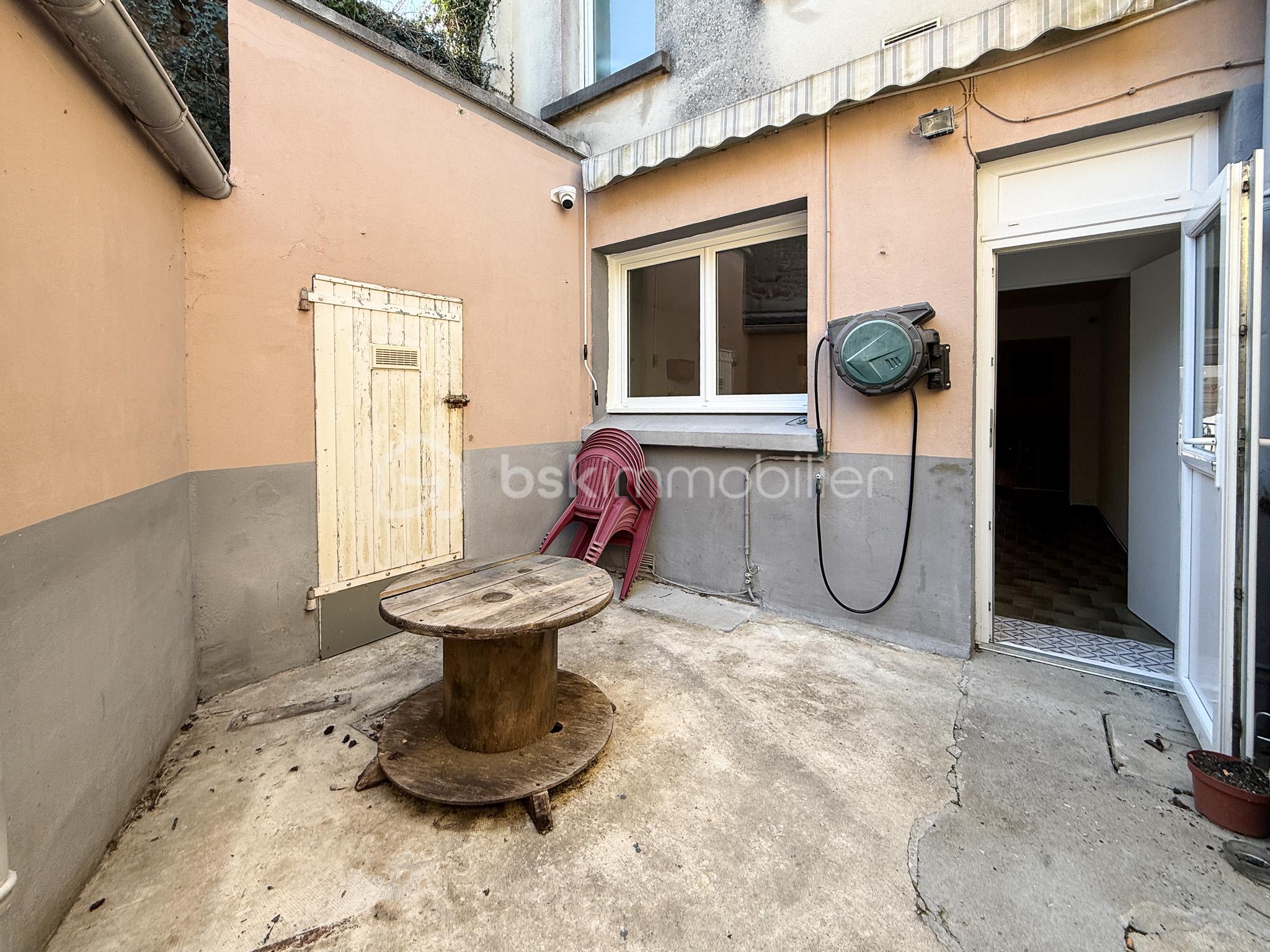 Local d'activités de 52 m² - IMG_4269.jpg