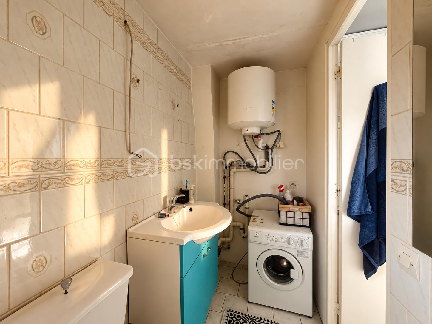 Salle de bain-buanderie chaleureuse et étroite.png