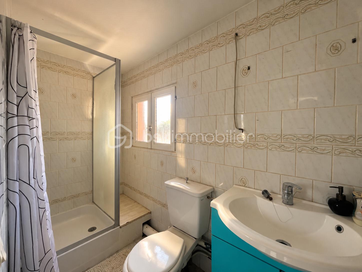 Salle de bain ancienne baignée de soleil.png