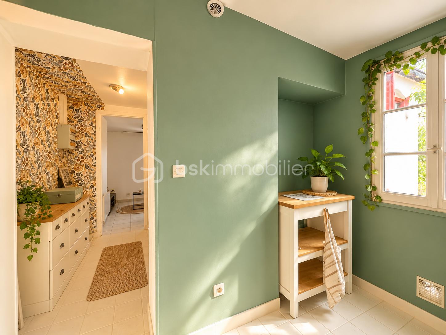 Coin chaleureux aux murs sauge et plantes.png