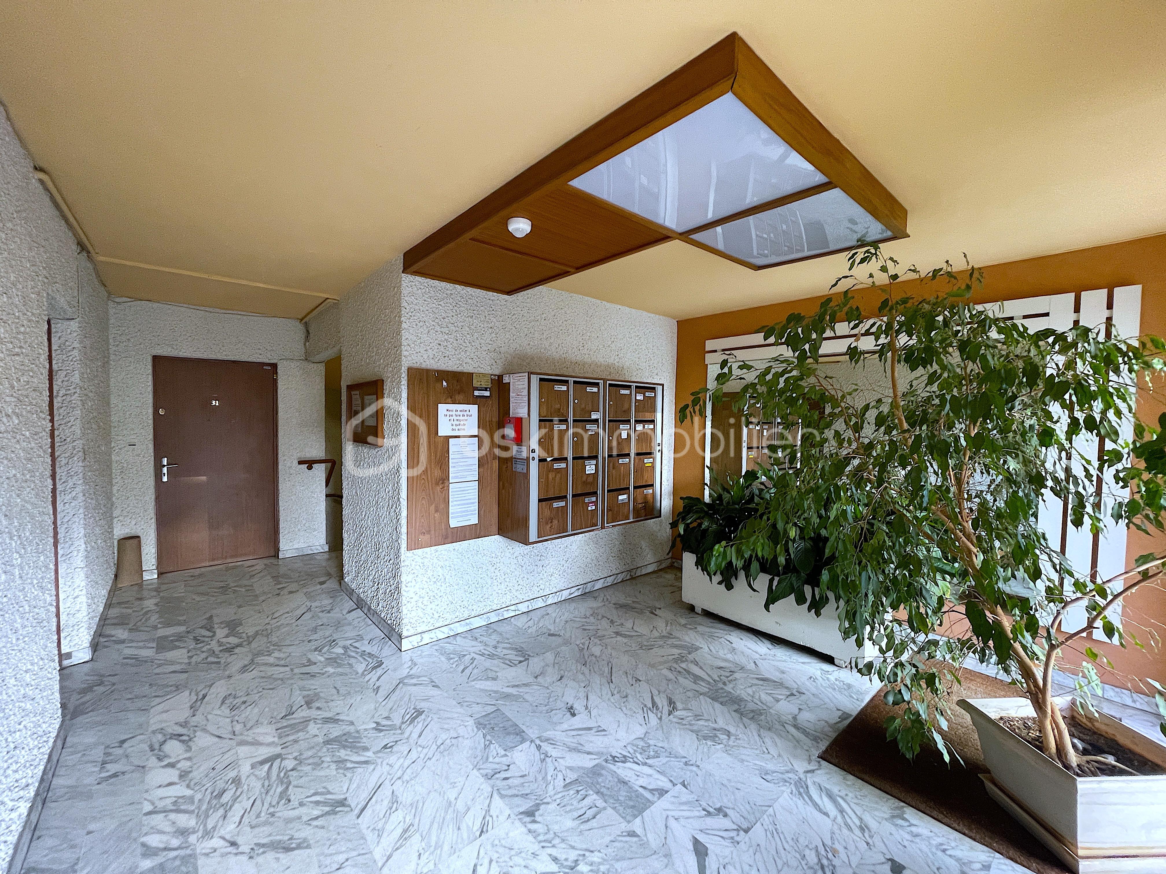 Appartement de 107 m² - EXT ENTREE.JPG