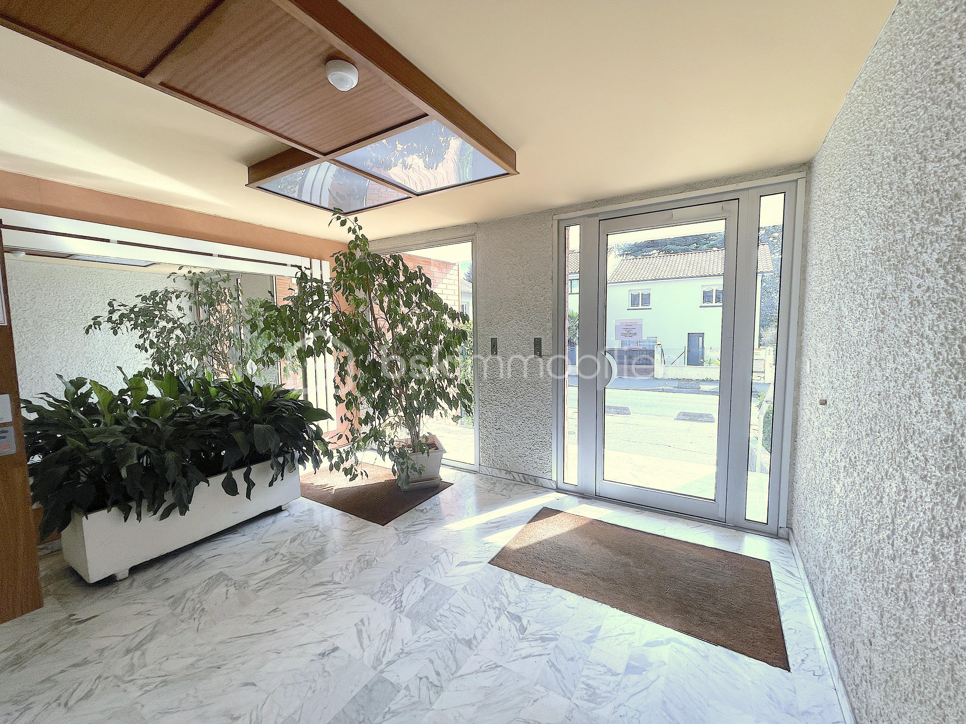 Appartement de 107 m² - Hall vs SAFTI.JPG