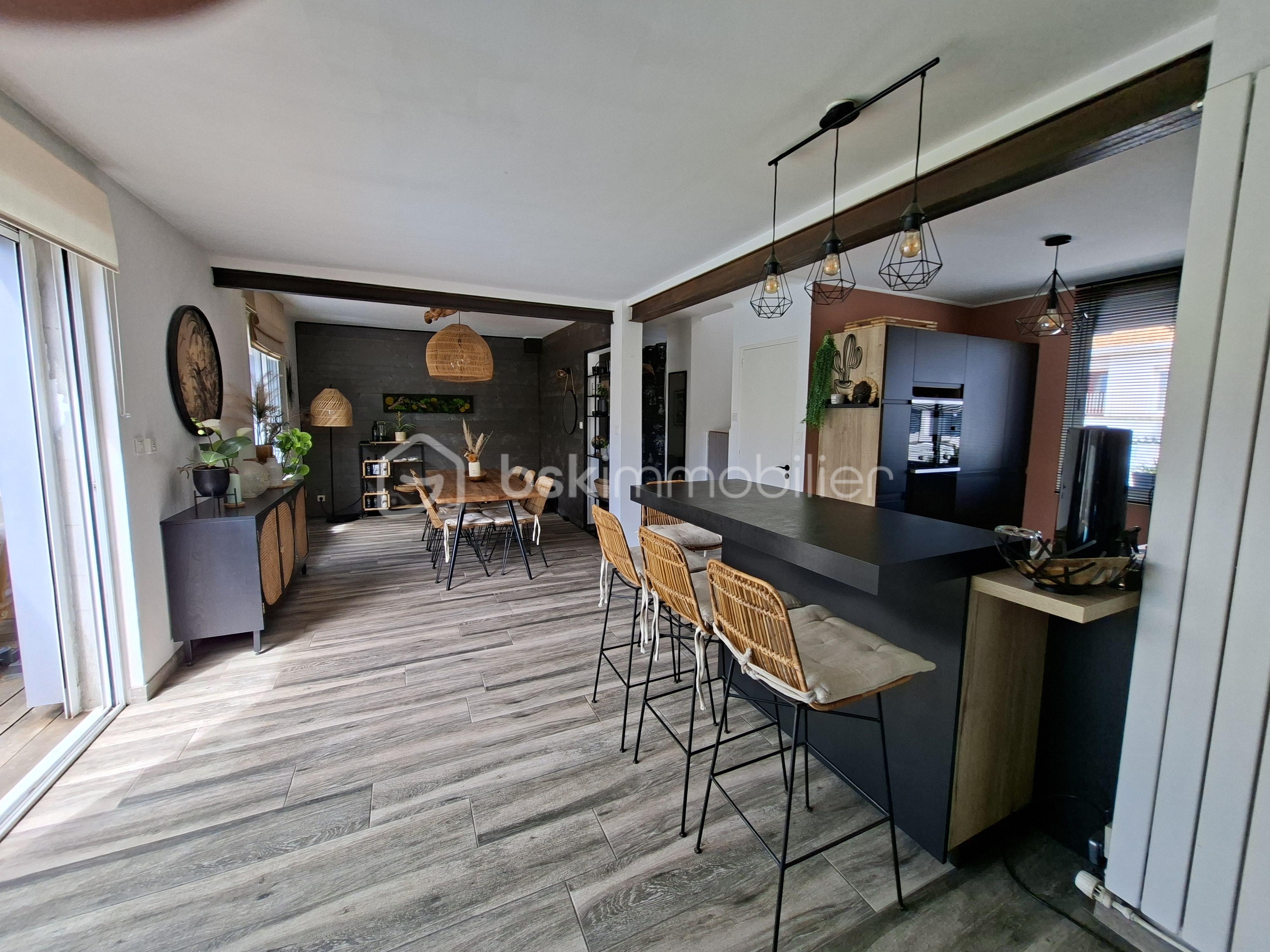 VUE LATERALE CUSINE ET SEJOUR.jpg