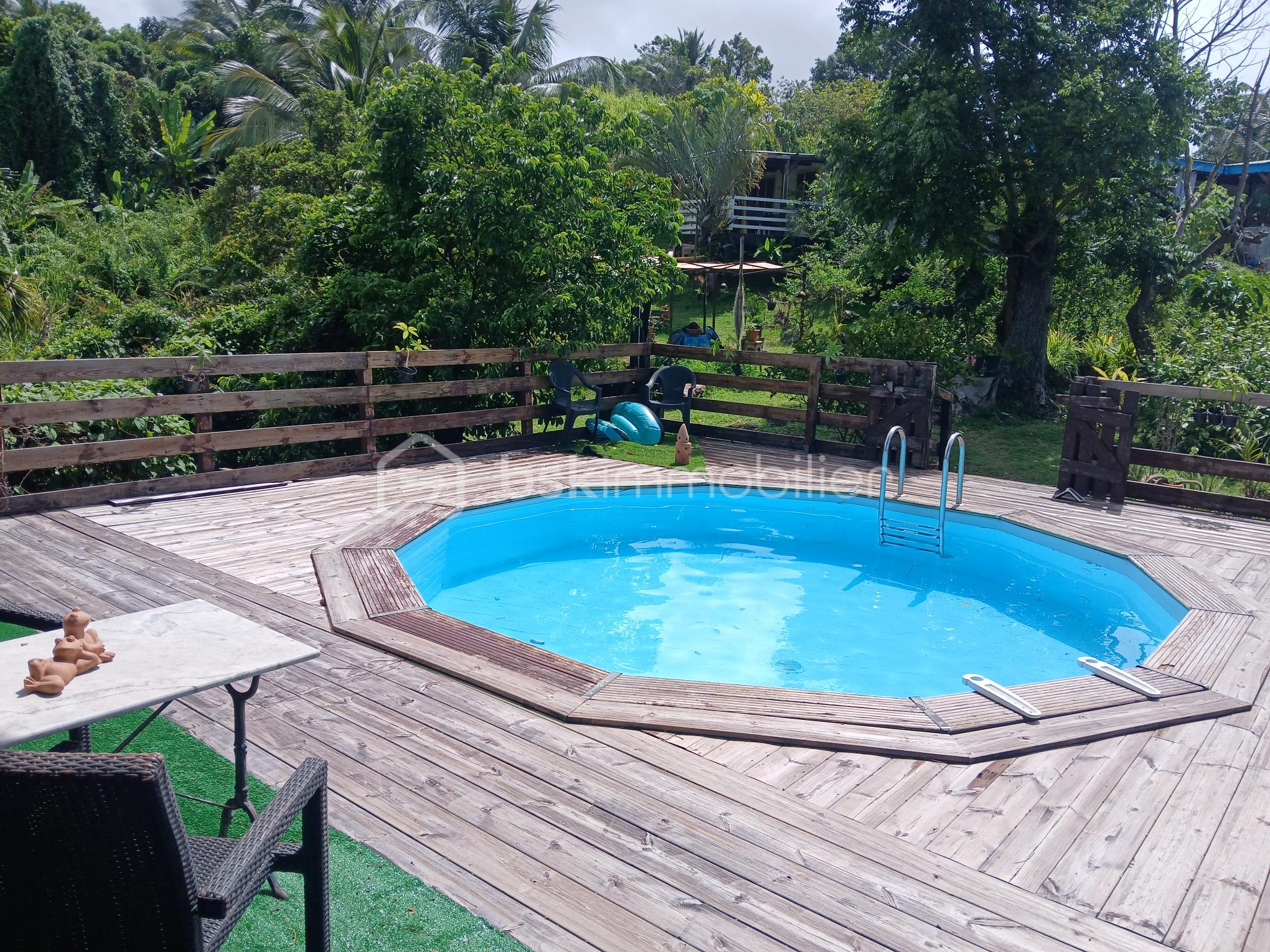 Piscine chaise table.jpg