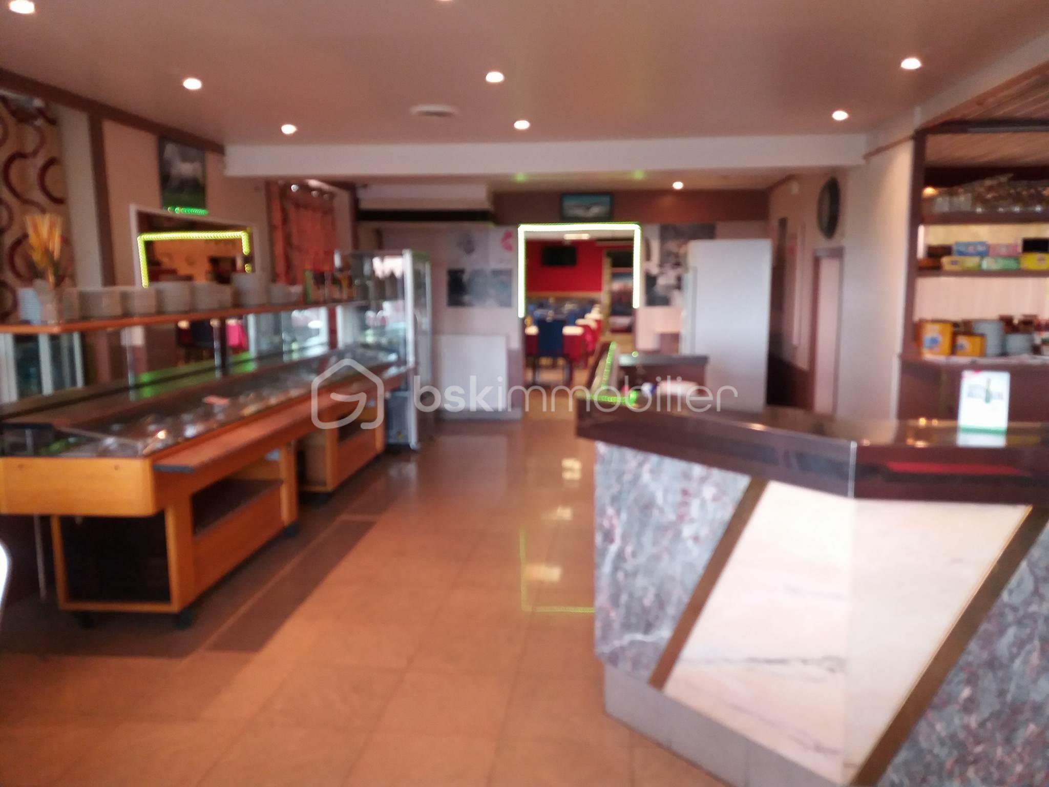 Local commercial de 568 m² - PHOTO-2025-06-06-20-48-29 3.jpg