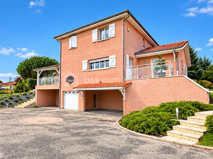 MAISON EXTERIEUR PRISE DU PORTAIL.jpeg