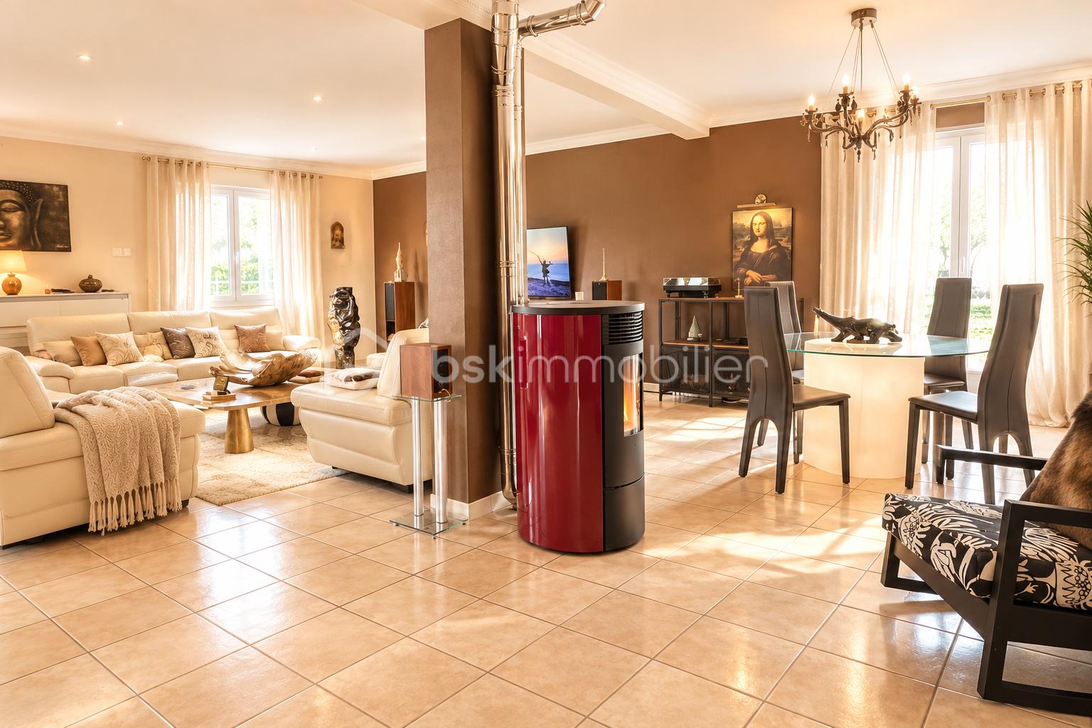 SALON PLUS LUMINEUX AVEC MEUBLE D ORIGINE ET RIDEAUX BLANCS.png