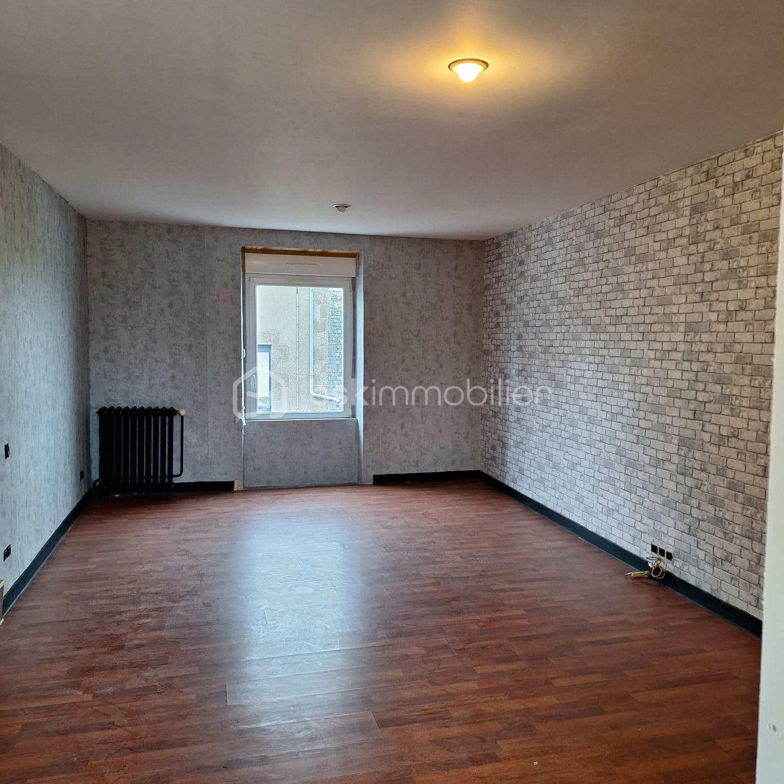 Immeuble mixte de 165 m² - 13ae6c8f-7246-4ca7-8cda-08bd8e3c7715.jfif