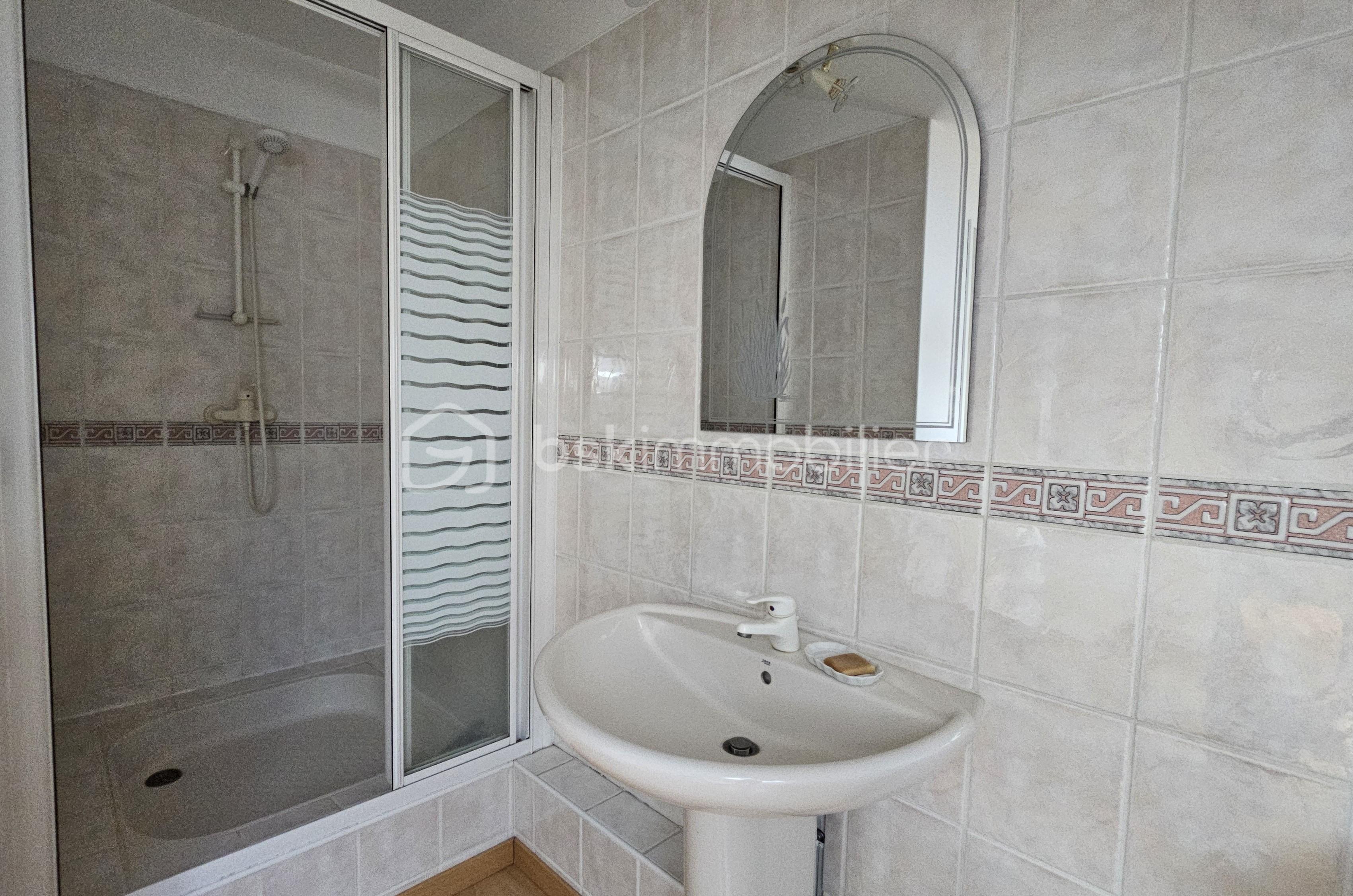 SALLE DE BAIN ETAGE .jpg