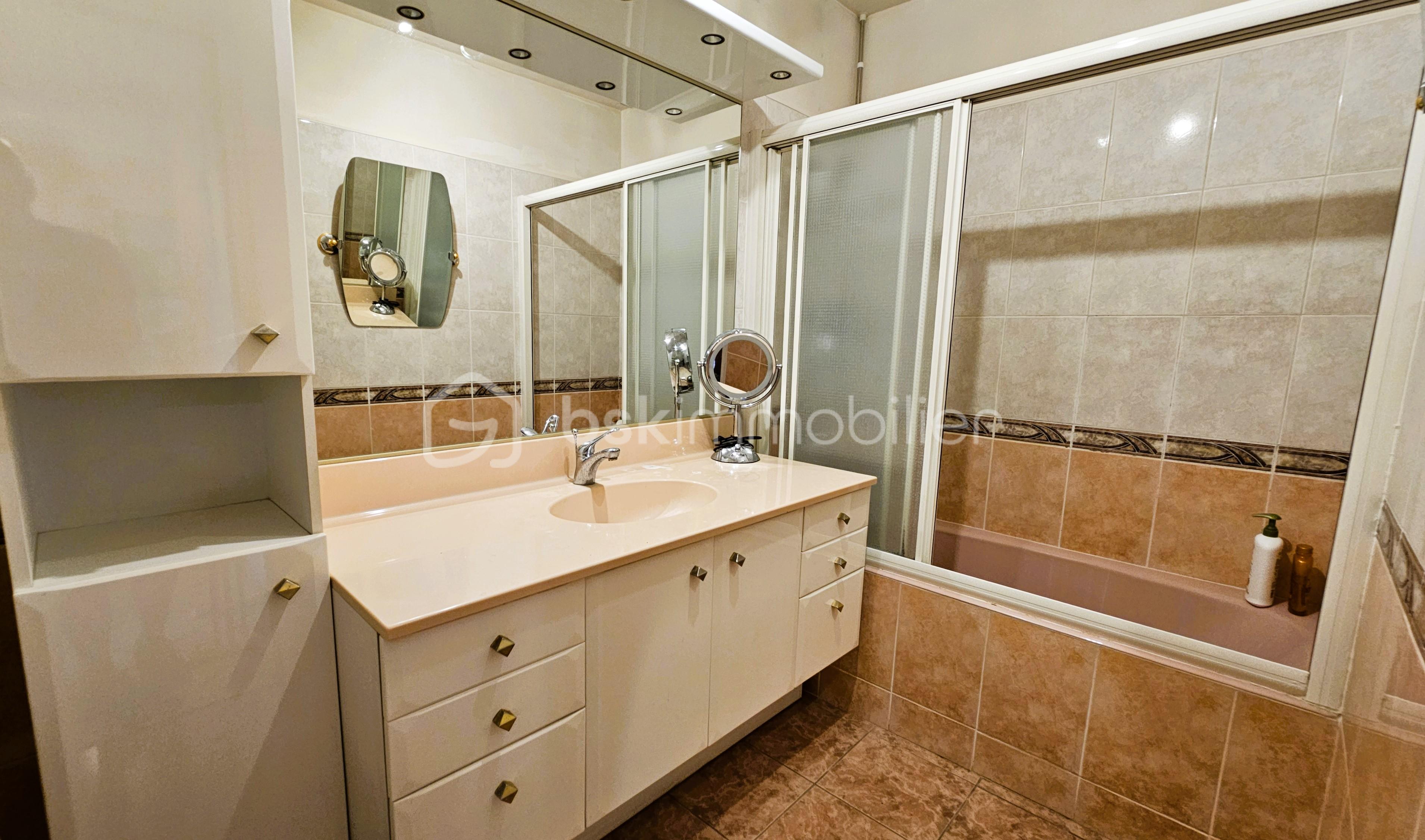 SALLE DE BAIN RDC.jpg