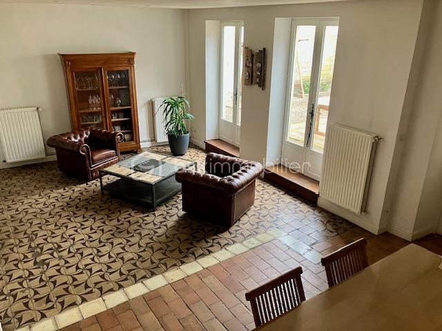 olivier salon cuir de l'entrée.jpeg