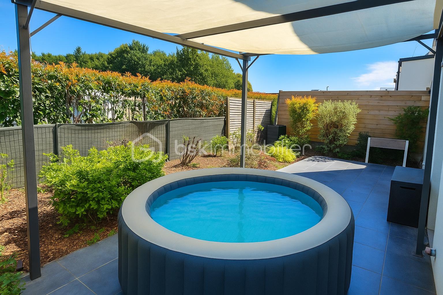 Maison de 124 m² - Patio avec bain à remous et jardin.png