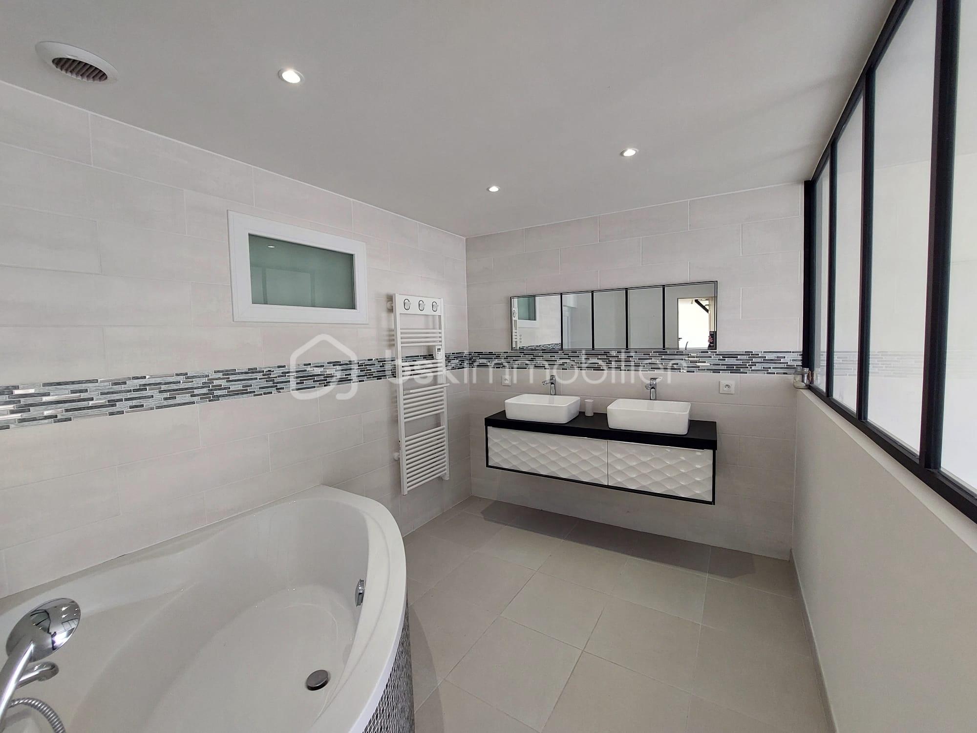 Maison traditionnelle de 140 m² - sdb suite parentale.jpeg