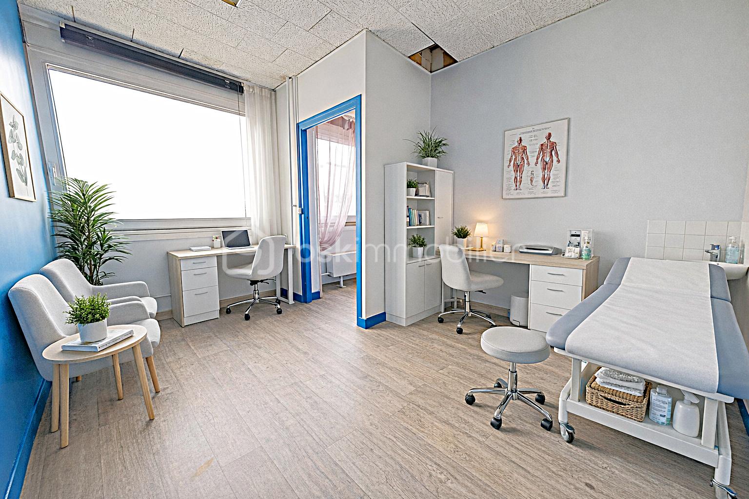 Cabinet médical moderne lumineux avec plantes.png