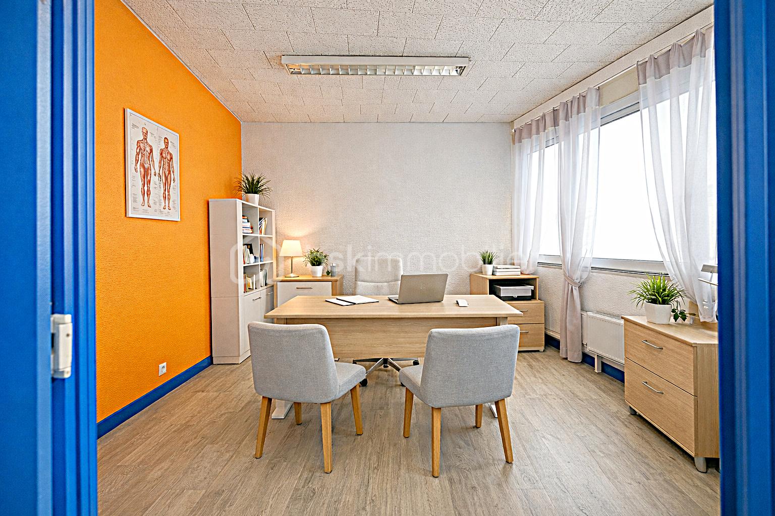 Bureau médical moderne avec accents orange.png