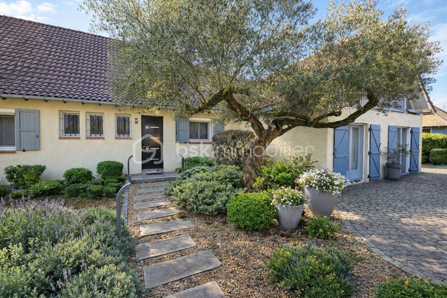 Maison traditionnelle de 186 m² - file_00000000426071f58f3b519585672445.png