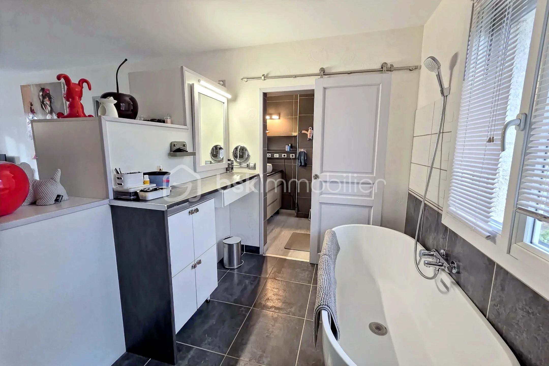 Maison traditionnelle de 186 m² - hoqi-d1a1f78fd5e043b5bdf4dd7284a341aa.jpg