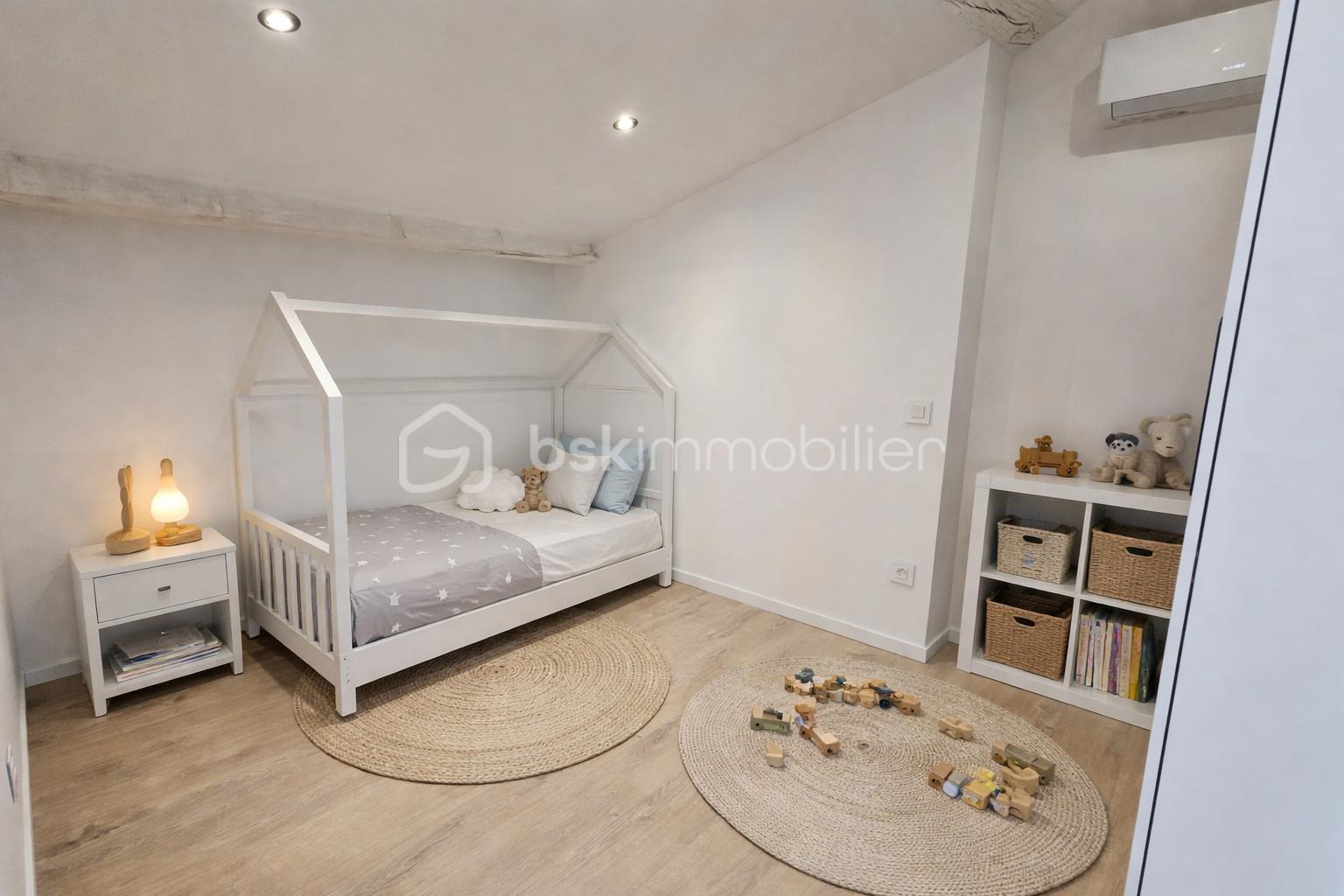 Duplex de 70 m² - Chambre d'enfant moderne et lumineuse.png