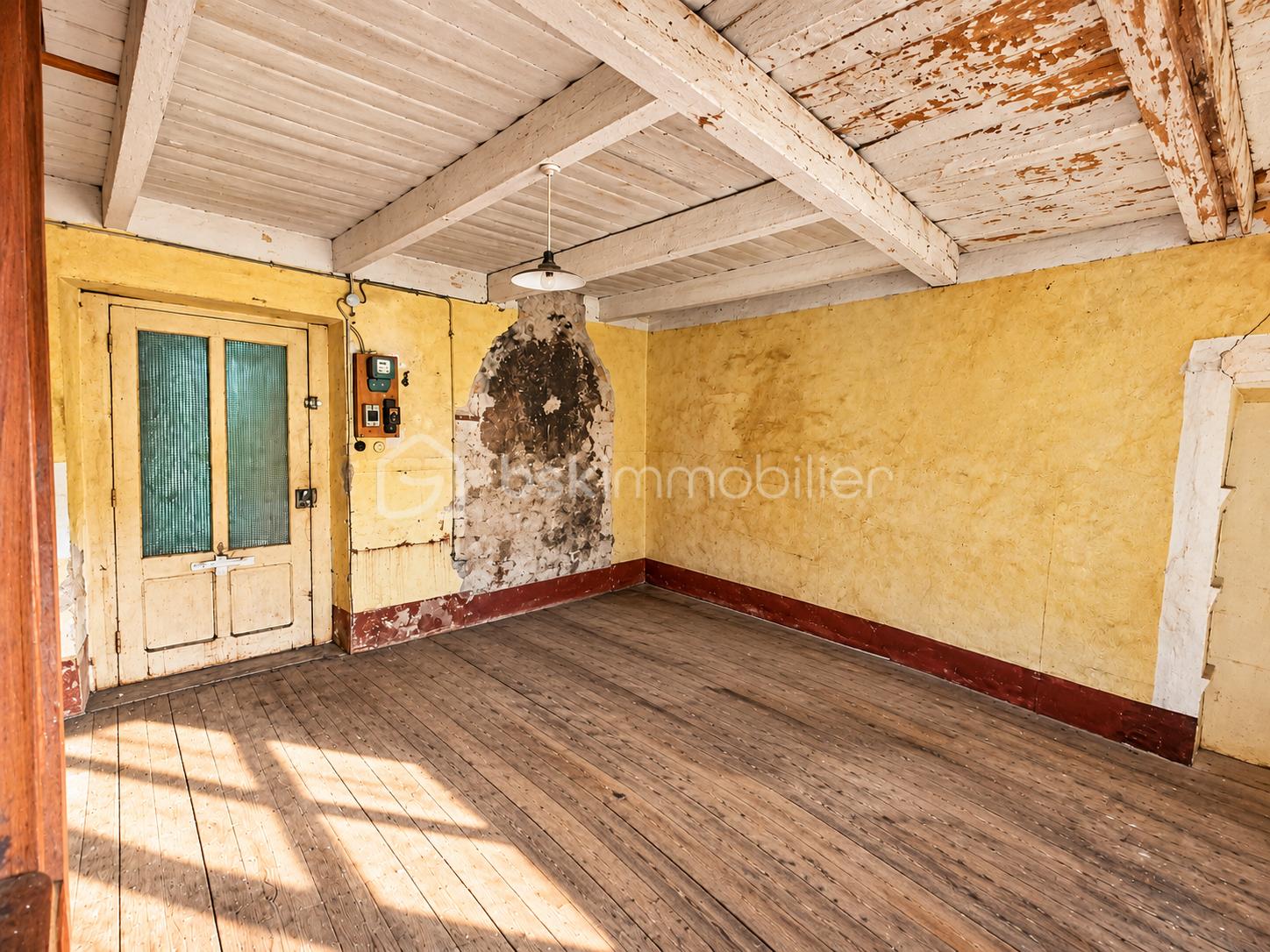 Pièce rustique abandonnée baignée de lumière (1).png