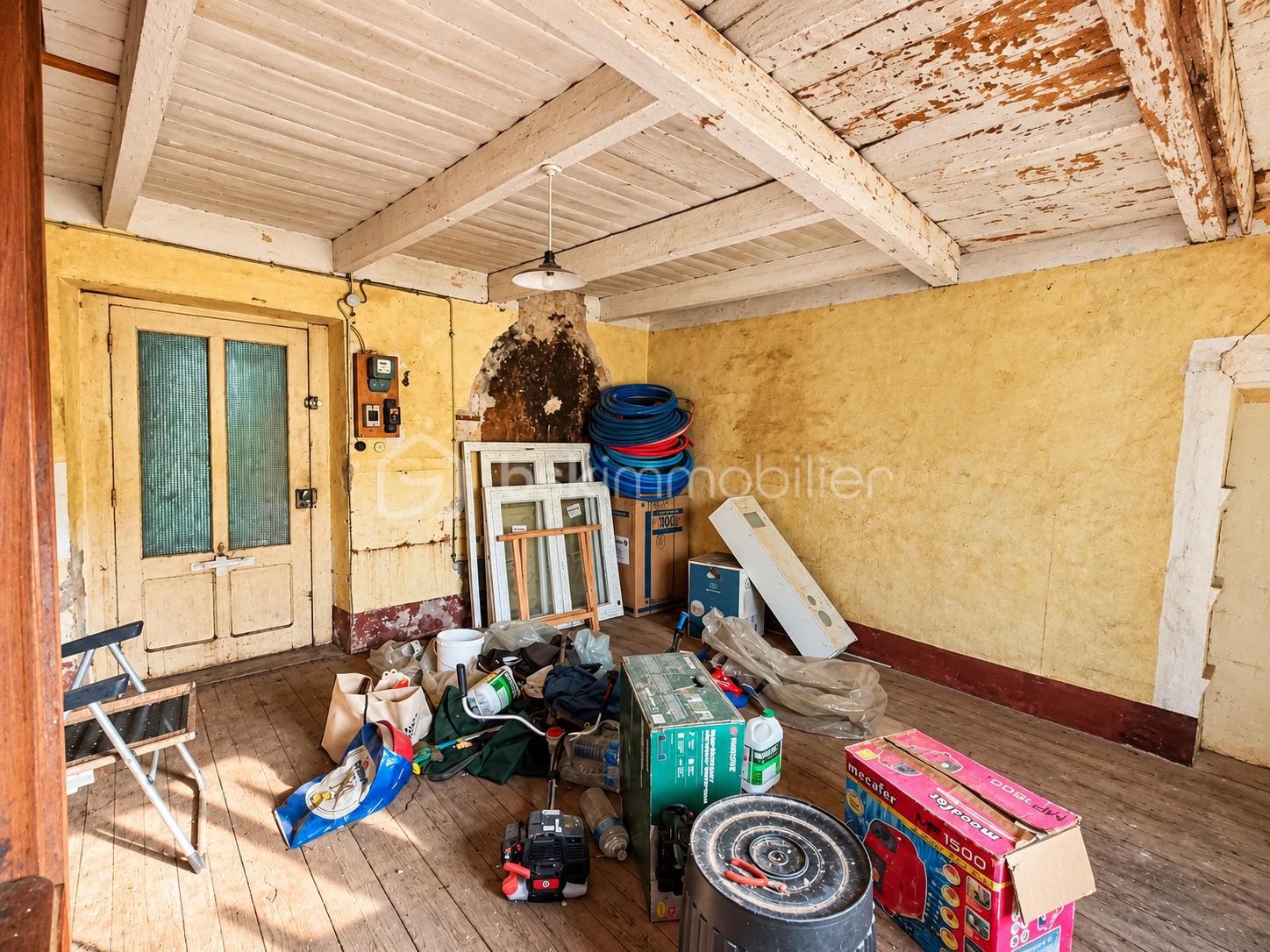 Pièce ancienne encombrée en rénovation.png